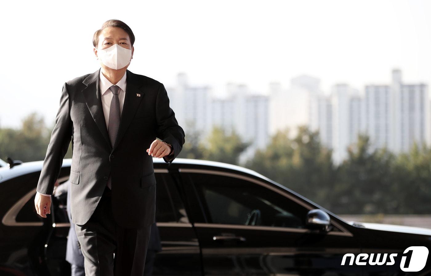 본문 이미지 - 윤석열 전 대통령이 지난 2022년 10월 24일 오전 용산 대통령실 청사로 출근하는 모습. 2022.10.24 ⓒ 뉴스1 오대일 기자