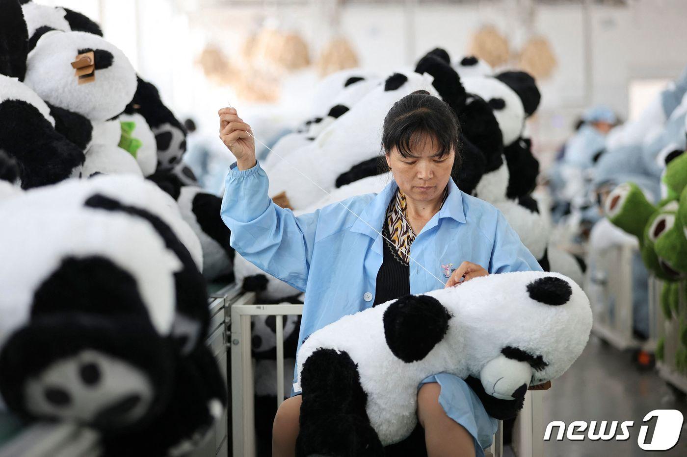 본문 이미지 - 중국 동부 장쑤성 롄윈강 소재 봉제인형 공장ⓒ AFP=뉴스1