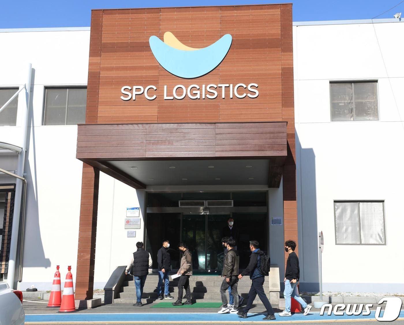본문 이미지 - 경기 평택시 팽성읍 SPL 평택공장으로 경찰, 고용노동부 등 유관 기관 관계자들이 합동감식을 위해 들어가고 있다. 2022.10.24/뉴스1 ⓒ News1 김영운 기자