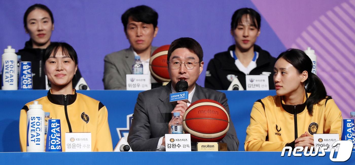 본문 이미지 - 김완수 KB스타즈 감독이 24일 오전 서울 영등포구 여의도 63컨벤션센터에서 열린 '신한은행 SOL 2022-2023 여자프로농구 미디어데이'에서 각오를 밝히고 있다. 2022.10.24/뉴스1 ⓒ News1 민경석 기자