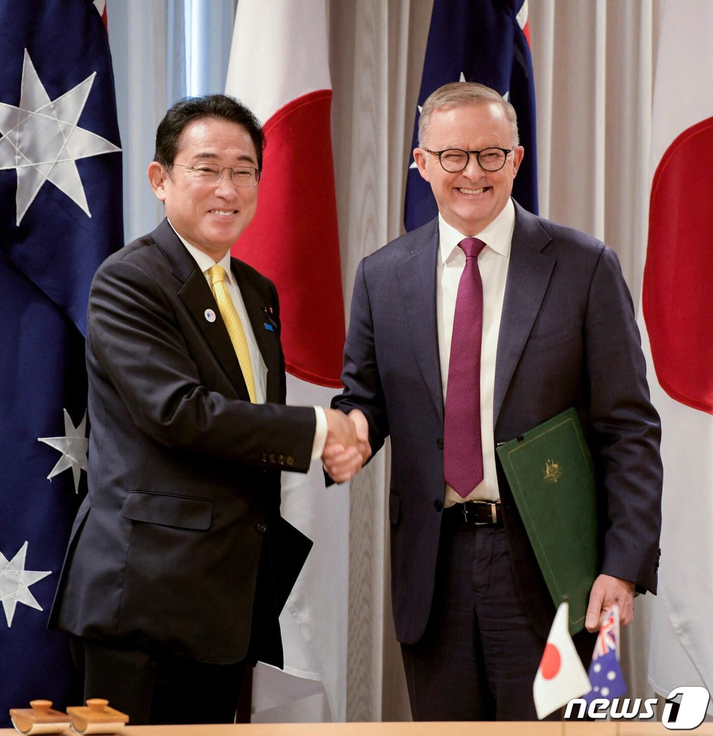 본문 이미지 - 지난해 10월22일(현지시간) 호주 서부 퍼스에서 기시다 후미오(왼쪽) 일본 총리가 앤서니 앨버니지(오른쪽) 호주 총리 약 2시간 회담 끝에 '안전보장협력에 관한 일-호 공동선언'에 서명하고 악수 하고 있다. 2022.10.24 ⓒ 로이터=뉴스1 ⓒ News1 정윤미 기자
