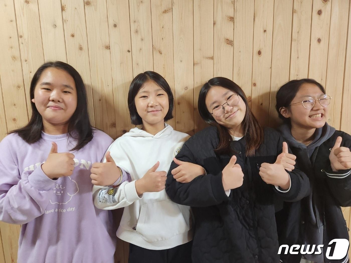 본문 이미지 - 전북 완주군은 열린마을 농촌유학센터가 농림축산식품부가 주최, 한국농어촌공사가 주관한 '2022 농촌유학 영상 콘텐츠 공모'에서 장관상을 수상했다고 24일 밝혔다.사진은 왼쪽부터 박하연, 차태희, 김하랑, 백송이 학생(완주군 제공)2022.10.24/뉴스1