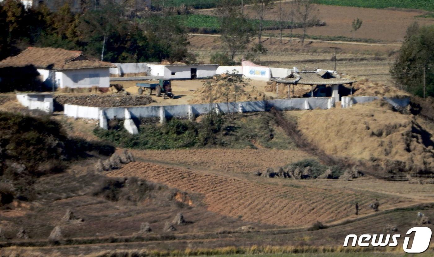 본문 이미지 - 북한주민들이 24일 북한 황해도 개풍군 일대에서 농사일을 하고 있다. (자료사진) 2022.10.24/뉴스1 ⓒ News1 정진욱 기자