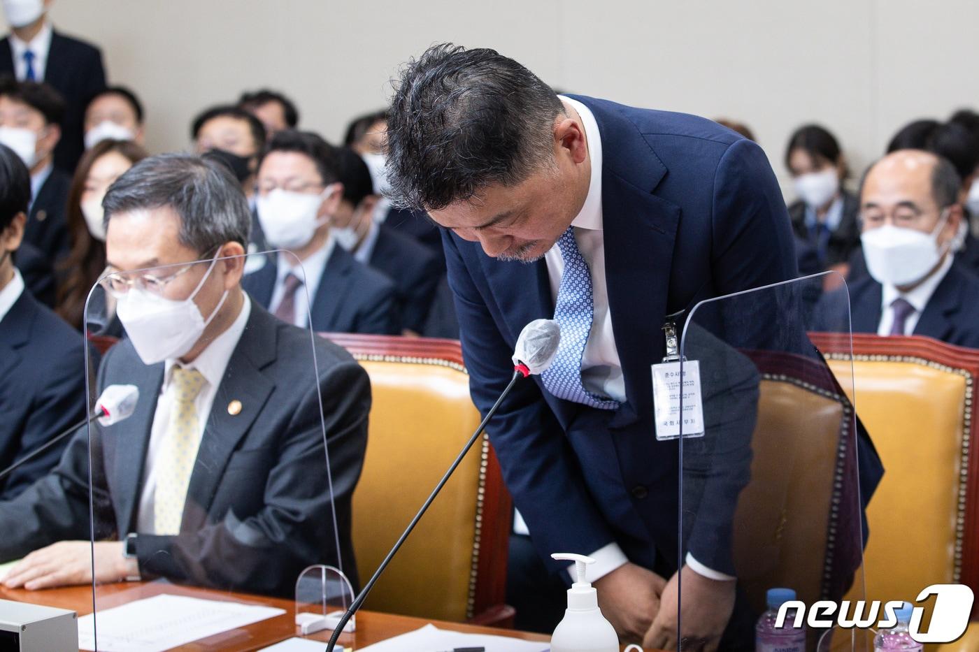 본문 이미지 - 김범수 카카오미래이니셔티브센터장이 24일 서울 여의도 국회에서 열린 과학기술정보방송통신위원회의 과학기술정보통신부 등에 대한 종합감사에 출석해 데이터센터 화재로 인한 카카오 먹통 사태에 대해 사과하고 있다. 2022.10.24/뉴스1 ⓒ News1 유승관 기자