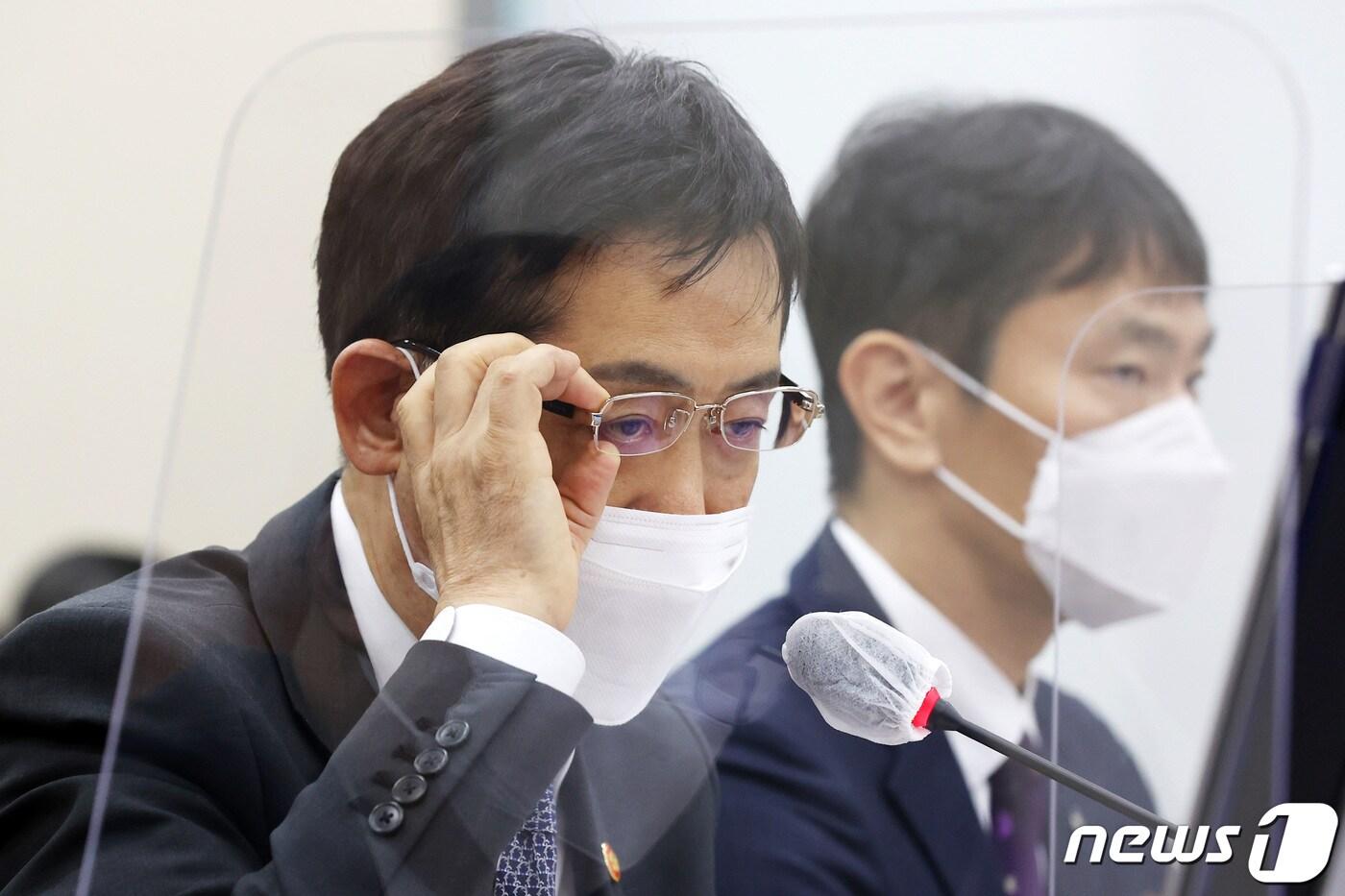 김주현 금융위원장이 24일 서울 여의도 국회에서 열린 정무위원회의 금융위원회와 금융감독원에 대한 국정감사에서 의원 질의에 답변하고 있다. 2022.10.24/뉴스1 ⓒ News1 조태형 기자