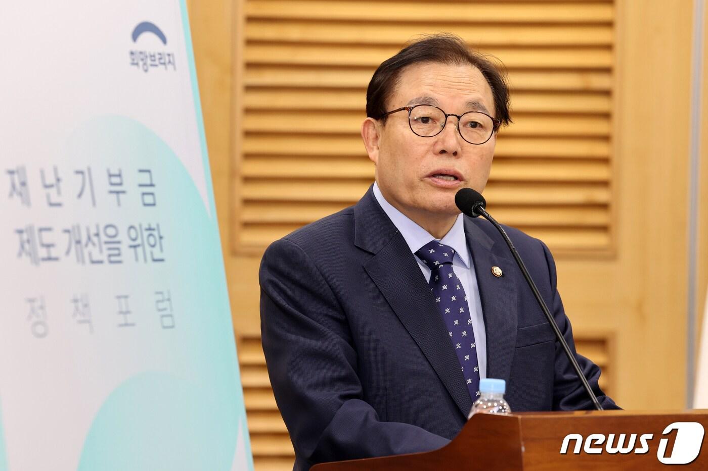 본문 이미지 - 이채익 국민의힘 의원이 24일 오후 서울 여의도 국회 의원회관 제1세미나실에서 열린 '재난기부금 제도 개선을 위한 정책 포럼'에서 개회사를 하고 있다. (희망브리지 전국재해구호협회 제공) 2022.10.24/뉴스1