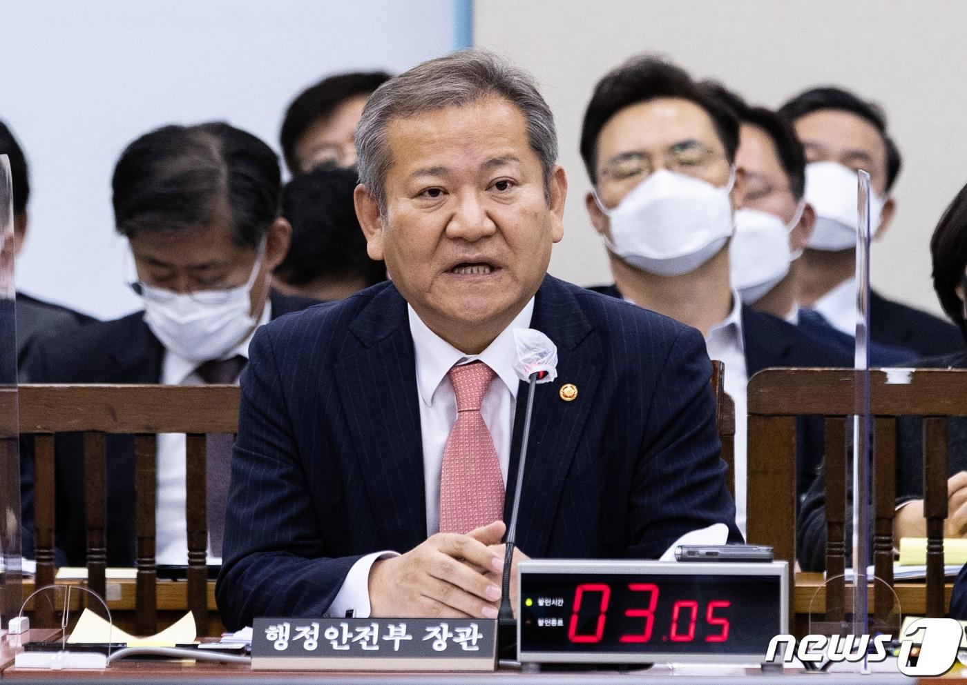 본문 이미지 - 이상민 행정안전부 장관이 24일 서울 여의도 국회에서 열린 행정안전위원회의 행정안전부·중앙선거관리위원회·경찰청 등에 대한 종합감사에서 의원 질의에 답변하고 있다. 2022.10.24/뉴스1 ⓒ News1 이재명 기자
