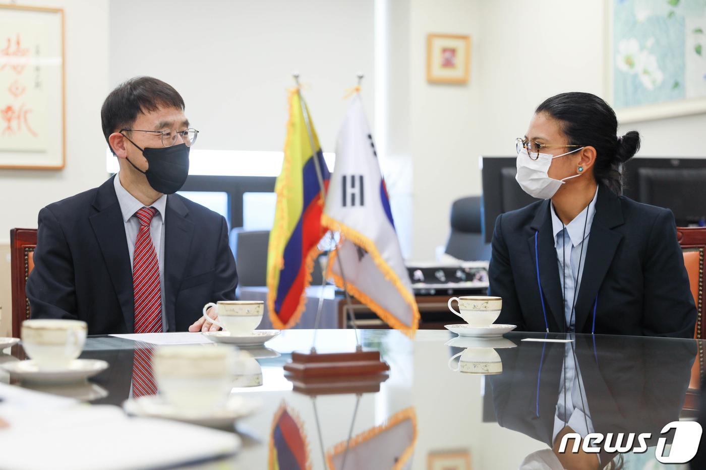 최연옥 통계청 차장&#40;왼쪽&#41;이 24일 대전 통계교육원에서 콜롬비아 통계청 연수단과 면담하고 있다&#40;통계청 제공&#41;.