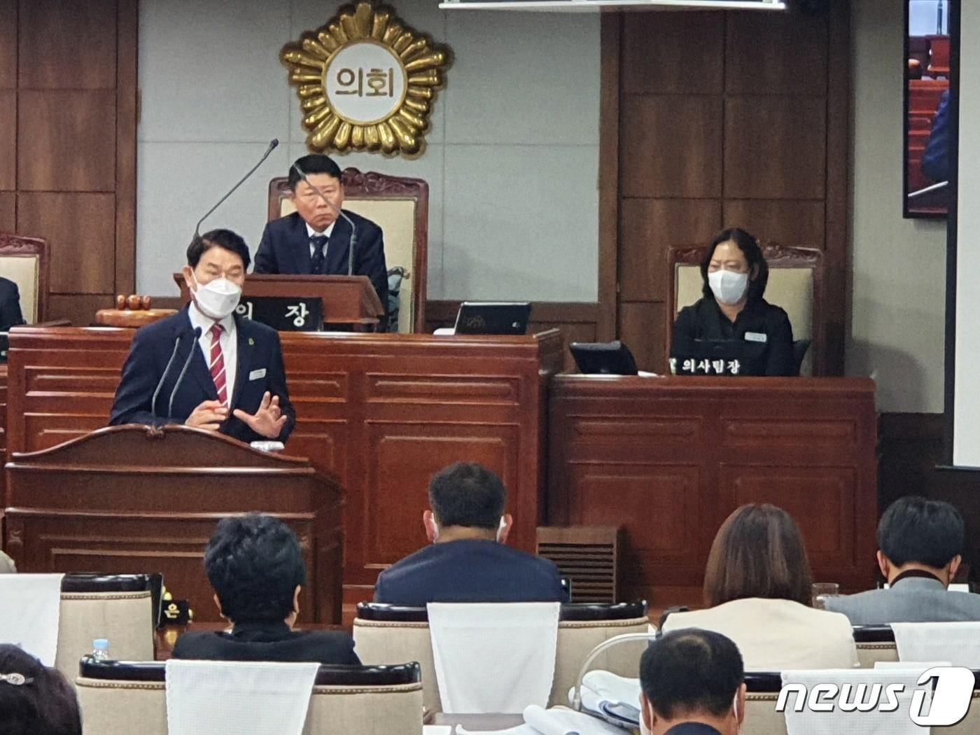 본문 이미지 - 노관규 순천시장이 24일 오후 제264회 순천시의회 임시회 제2차 본회의에서 최현아 의원(베이지색 외투)이 질의한 '신대지구 스타필드 유치 추진 계획'에 대해 답변을 하고 있다.2022.10.24/뉴스1 ⓒ News1 김동수 기자