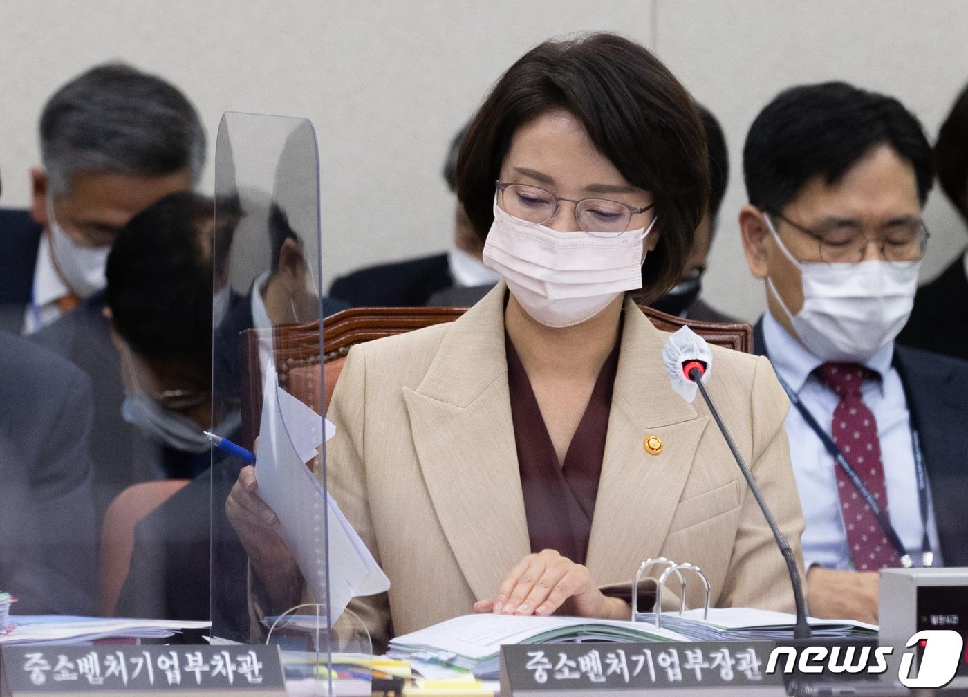 본문 이미지 - 이영 중소벤처기업부 장관이 24일 서울 여의도 국회에서 열린 산업통상자원중소벤처기업위원회의 중소벤처기업부·특허청에 대한 종합감사에서 자료를 살펴보고 있다. 2022.10.24/뉴스1 ⓒ News1 이재명 기자