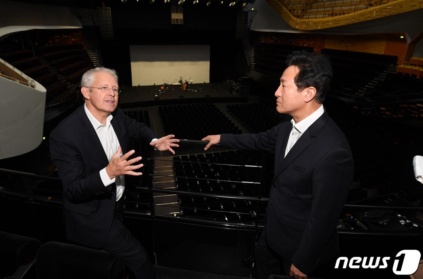 본문 이미지 - 오세훈 서울시장이 23일 오후(현지시간) 티보 말리보 드 까마 필하모니 드 파리 부관장과 공연장 관련 대화를 나누고 있다. 2022.10.23. (서울시 제공). @News1