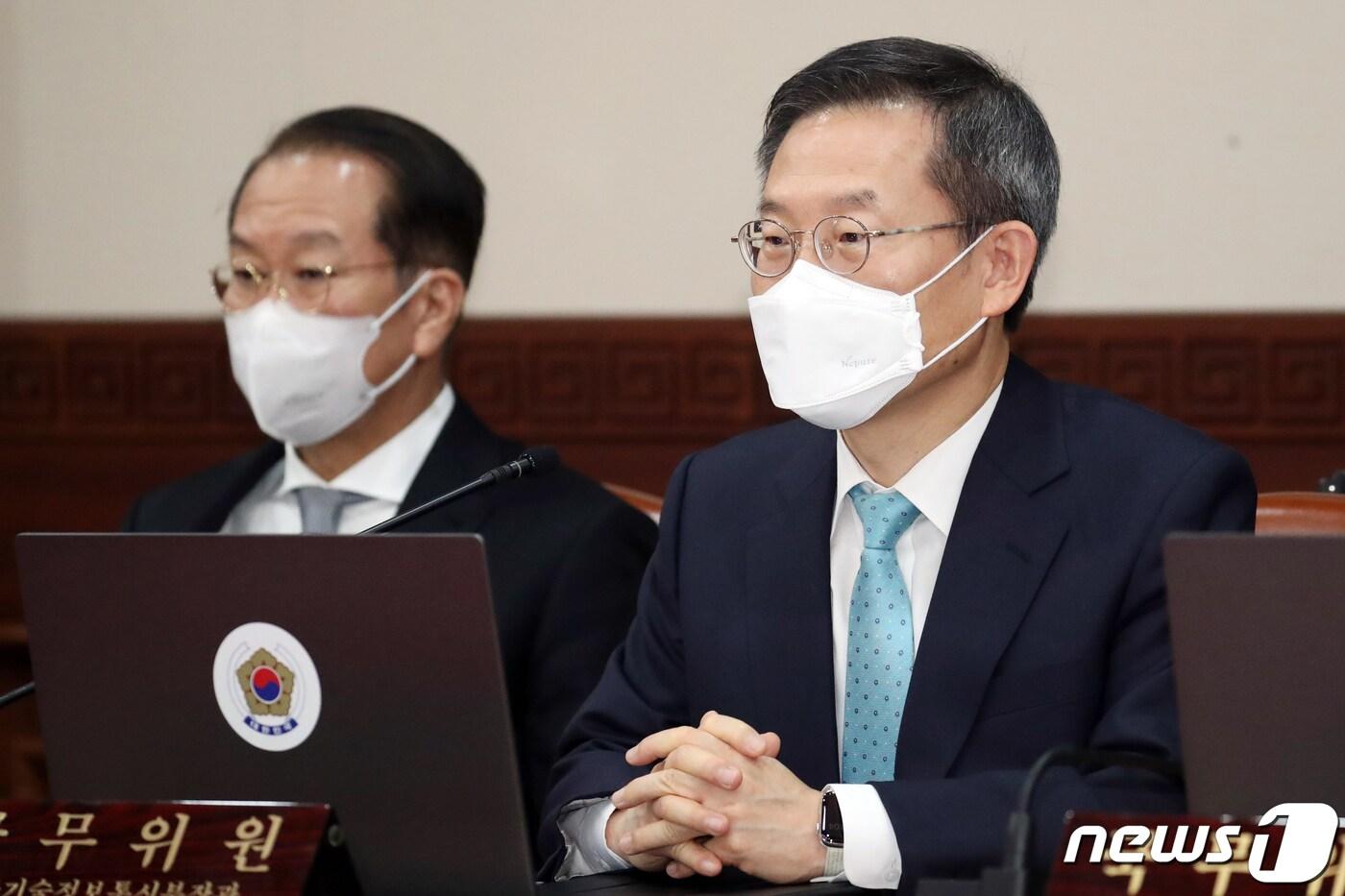 본문 이미지 - 이종호 과학기술정보통신부 장관이 25일 오전 서울 종로구 세종대로 정부서울청사에서 열린 국무회의에서 한덕수 국무총리 발언을 듣고 있다. 2022.10.25/뉴스1 ⓒ News1 김명섭 기자