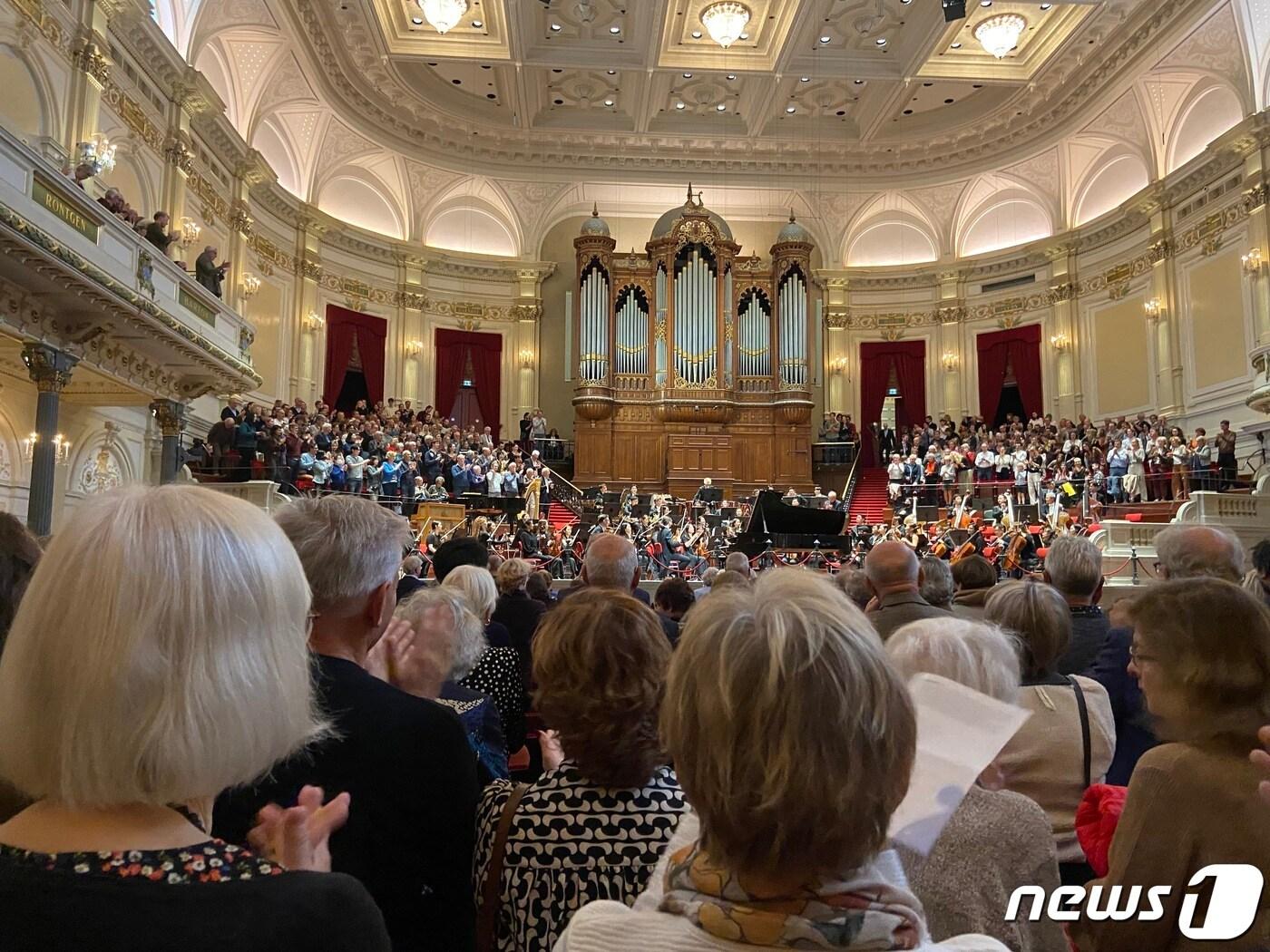 본문 이미지 - 암스테르담 콘세르트헤바우 메인 홀에서 열린 서울시향의 공연 후 관객 전원이 기립박수를 보내고 있다. ⓒ News1 차현정 통신원