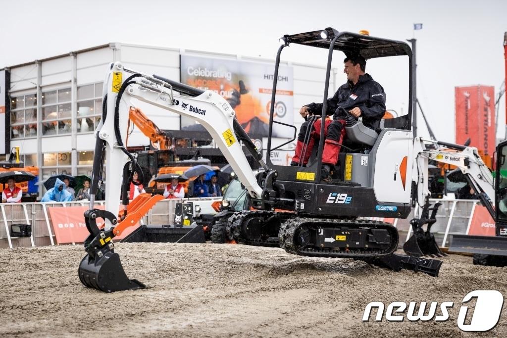본문 이미지 - 두산밥캣이 ‘바우마 2022’에서 최고 공개한 2톤급 전기 굴착기 E19e. (두산밥캣 제공)