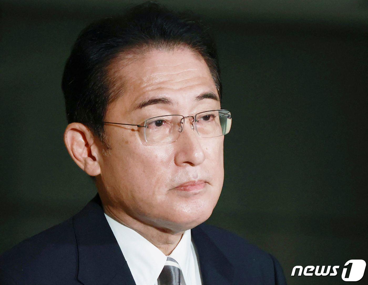 본문 이미지 - 기시다 후미오 일본 총리가 24일(현지시간) 도쿄 총리 관저에서 야마기와 다이시로 경제 재생 담당상이 통일교와의 유착 의혹으로 사임한 뒤 취재진을 만나고 있다. ⓒ AFP=뉴스1 ⓒ News1 우동명 기자