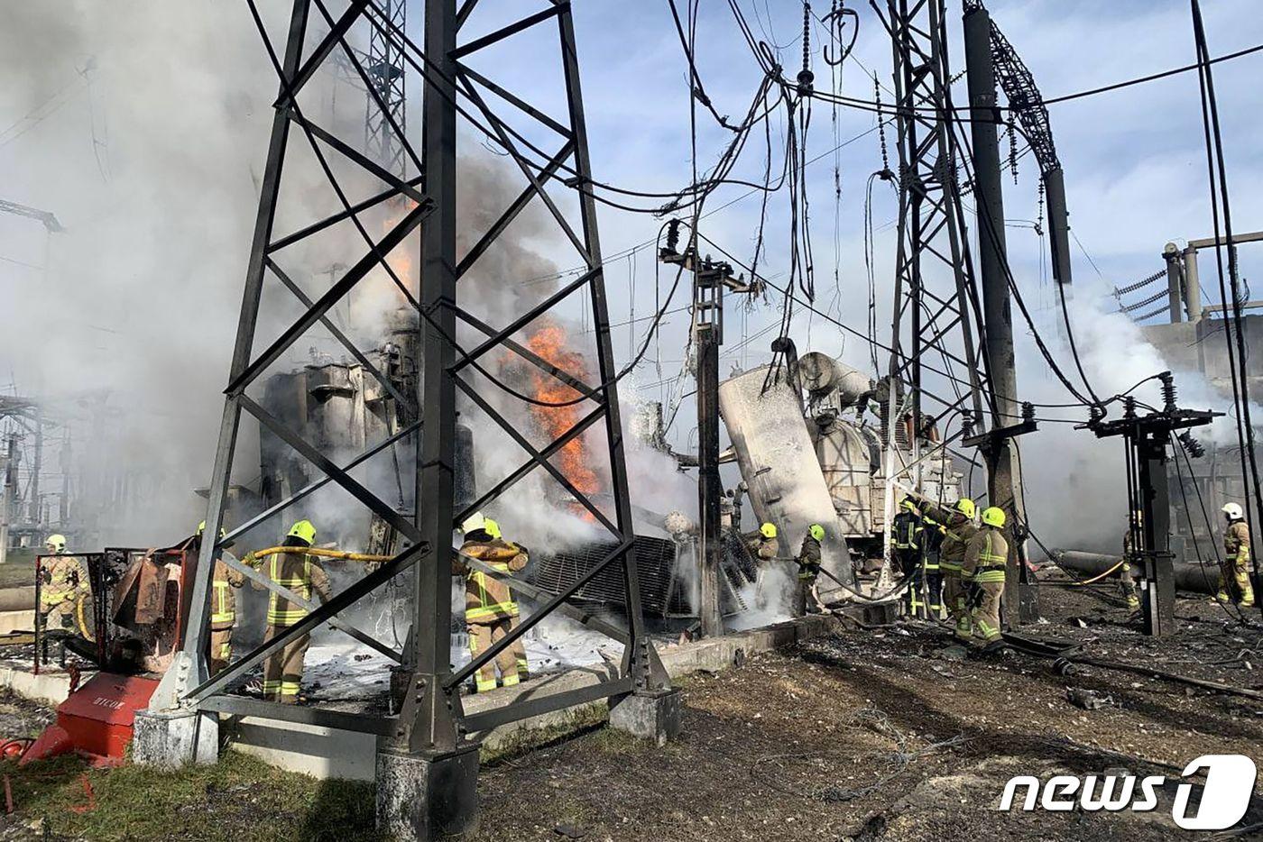 22일(현지시간) 우크라이나 리브네의 에너지 인프라 시설이 러시아 군의 미사일 포격을 받아 화재가 발생한 모습이 보인다. ⓒ AFP=뉴스1 ⓒ News1 우동명 기자