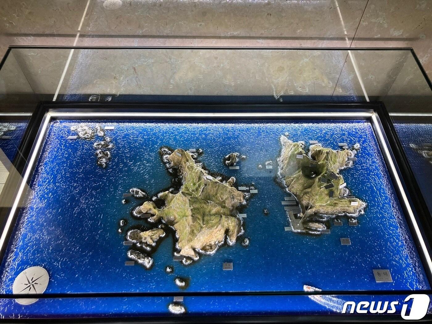 본문 이미지 - 독도의 날인 25일 국회 본관 의장단 사무실 앞에 독도 조형물이 설치돼 있다.(김영주 국회 부의장실 제공)