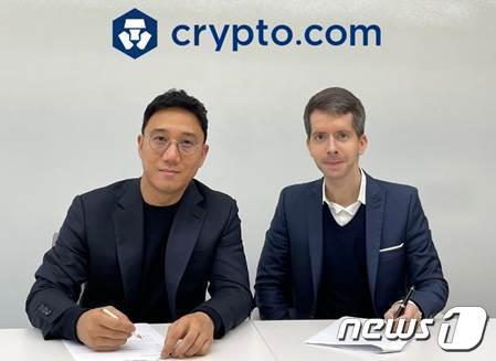 본문 이미지 - (왼쪽) 이형원 에이시티 게임즈 대표와 에릭 안지아니 크립토닷컴 최고운영책임자가 업무 협약식에 참여했다.