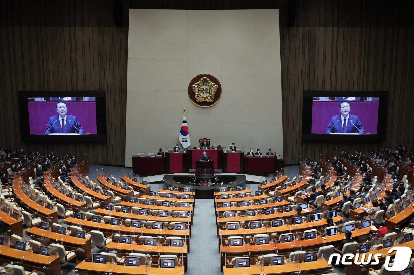 본문 이미지 - 윤석열 대통령이 25일 서울 여의도 국회 본회의장에서 2023년도 예산안 및 기금운용계획안에 대한 시정연설을 하고 있다. (대통령실 제공) 2022.10.25/뉴스1 ⓒ News1 오대일 기자