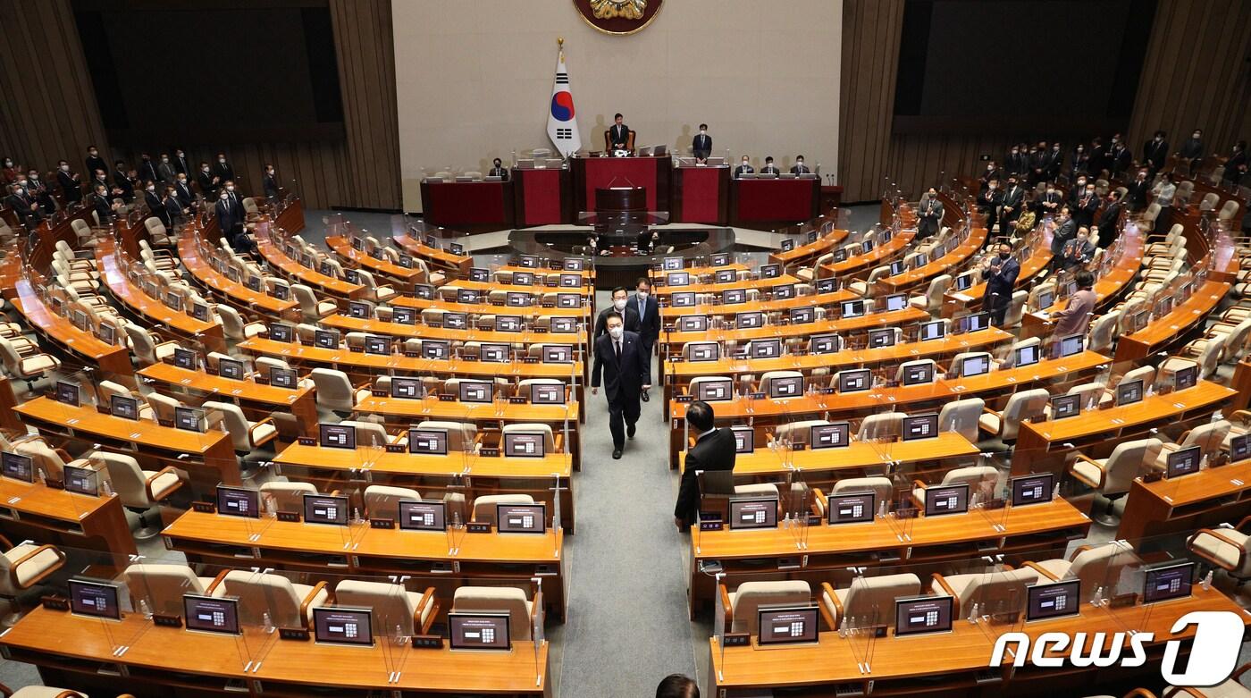 본문 이미지 - 윤석열 대통령이 25일 오전 국회 본회의장에서 내년도 정부 예산안에 대한 시정연설을 마친 뒤 텅빈 더불어민주당 의원석 사이를 지나 밖으로 향하고 있다. (공동취재) 2022.10.25/뉴스1 ⓒ News1 허경 기자