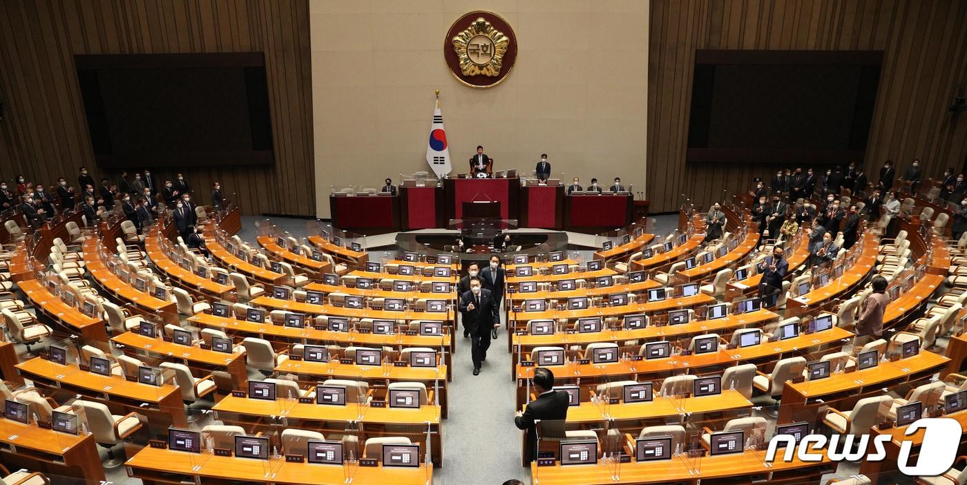 본문 이미지 - 윤석열 대통령이 25일 오전 국회 본회의장에서 내년도 정부 예산안에 대한 시정연설을 마친 뒤 텅빈 더불어민주당 의원석 사이를 지나 밖으로 향하고 있다. (공동취재) 2022.10.25/뉴스1 ⓒ News1 허경 기자