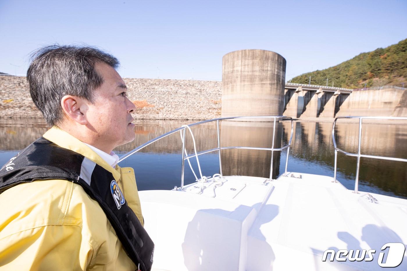 본문 이미지 - 유제철 환경부 차관이 25일 오후 저수율이 크게 낮아진 전남 순천시 소재 주암댐 현장을 둘러보며 가뭄 대응 상황을 점검하고 있다. (환경부 제공) 2022.10.25/뉴스1