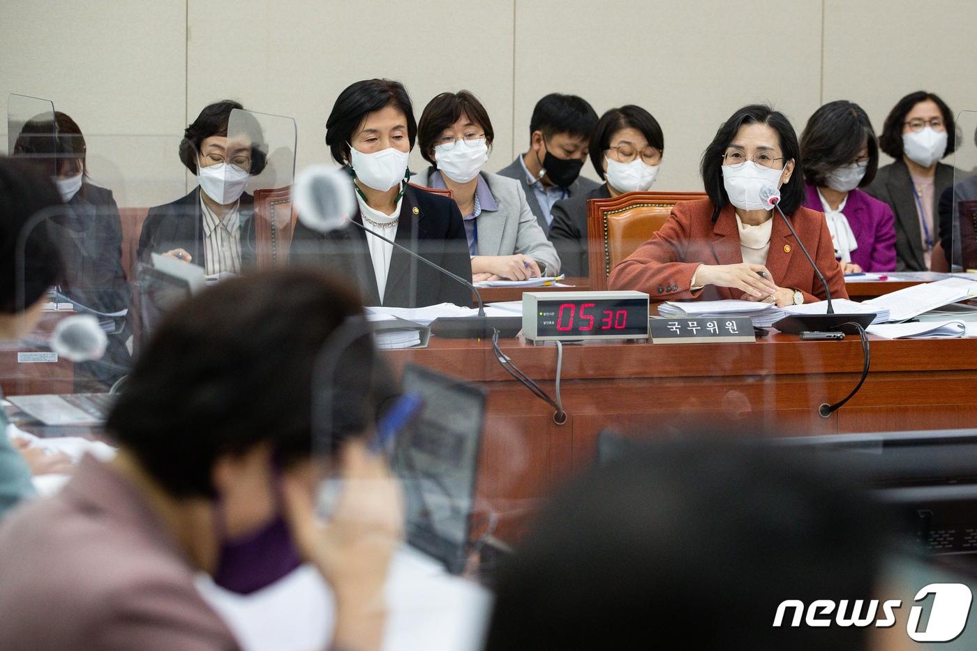본문 이미지 - 김현숙 여성가족부 장관이 지난달 25일 서울 여의도 국회에서 열린 여성가족위원회의 여성가족부 등 소관기관에 대한 국정감사에서 의원 질의에 답하고 있다. 2022.10.25/뉴스1 ⓒ News1 유승관 기자