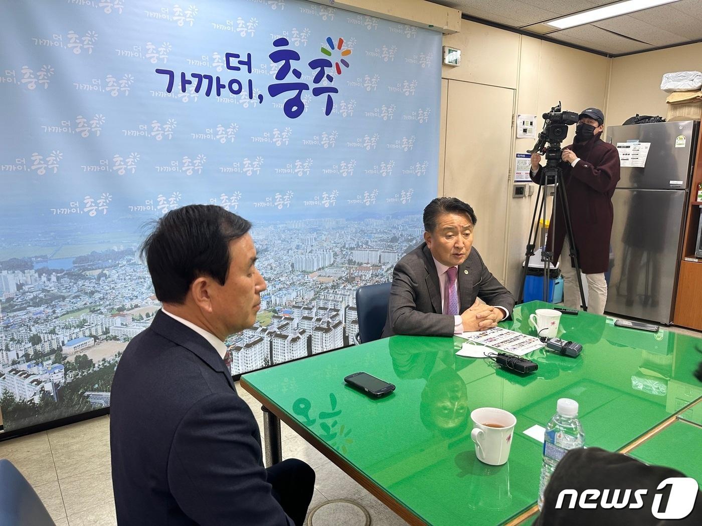 본문 이미지 - 25일 김영환 충북지사가 충주시청 브리링룸에서 기자간담회를 열고 충북 지원 특별법이 제정되면 충주시가 가장 큰 혜택을 볼 수 있다며 도민의 동참을 요청하고 있다.2022.10.25/뉴스1