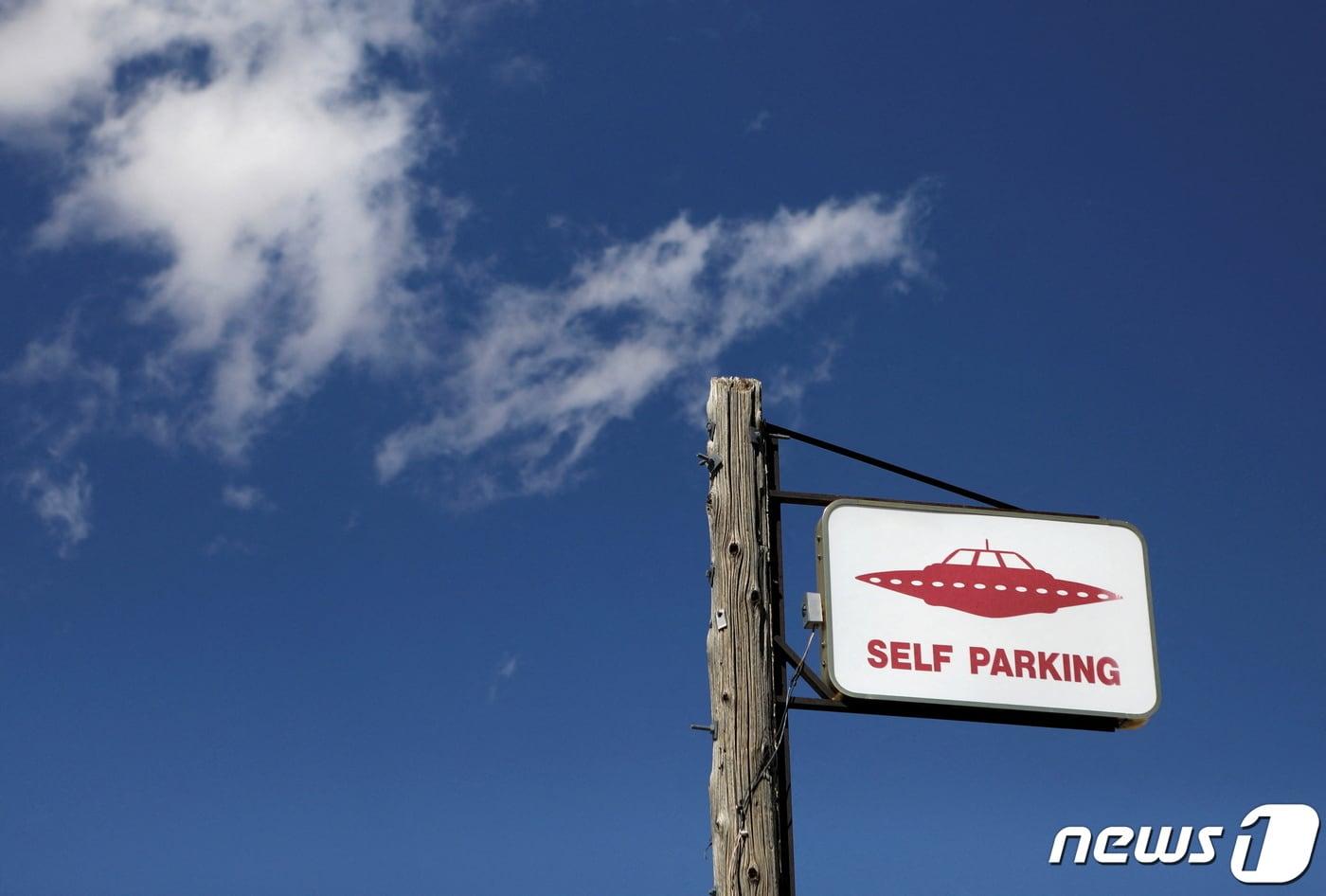 본문 이미지 - 외계인과 미확인비행물체(UFO) 관련 연구를 하고 있다는 음모론이 떠도는 미군 51구역 인근 마을인 네바다주 링컨카운티의 레이첼 마을에 UFO 표지판이 설치돼 있다. ⓒ 로이터=뉴스1 ⓒ News1 김민수 기자