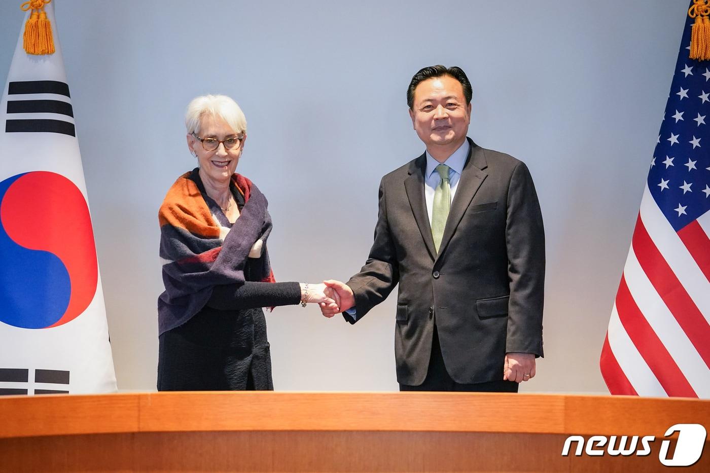 본문 이미지 - 조현동 외교부 제1차관(오른쪽)과 웬디 셔먼 미 국무부 부장관. (외교부 제공) /뉴스1