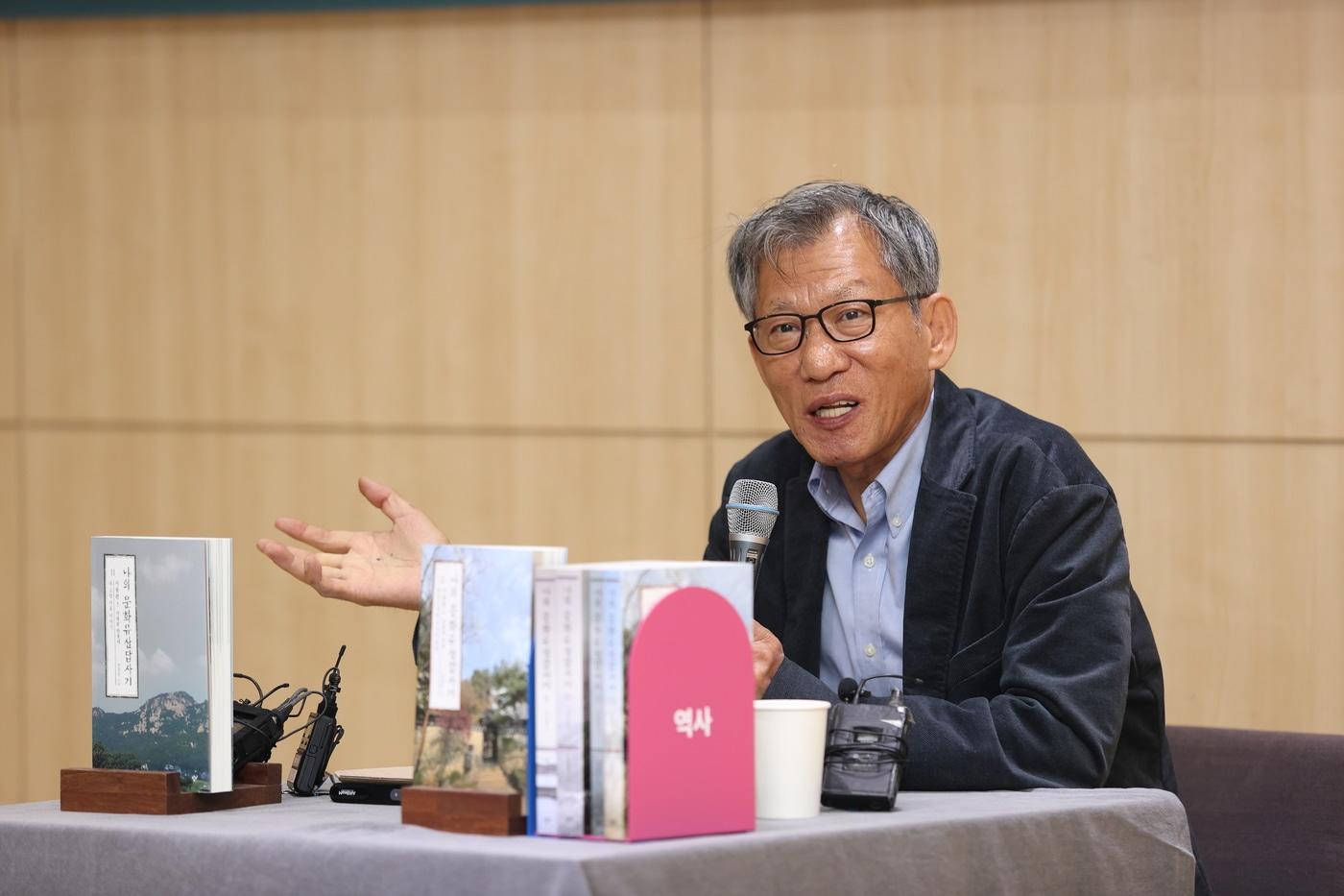 '나의 문화유산답사기' 서울편 3·4권을 펴낸 유홍준 한국학중앙연구원 이사장이 25일 서울 마포구 창비서교빌딩에서 기자간담회를 가졌다. (창비 제공) 