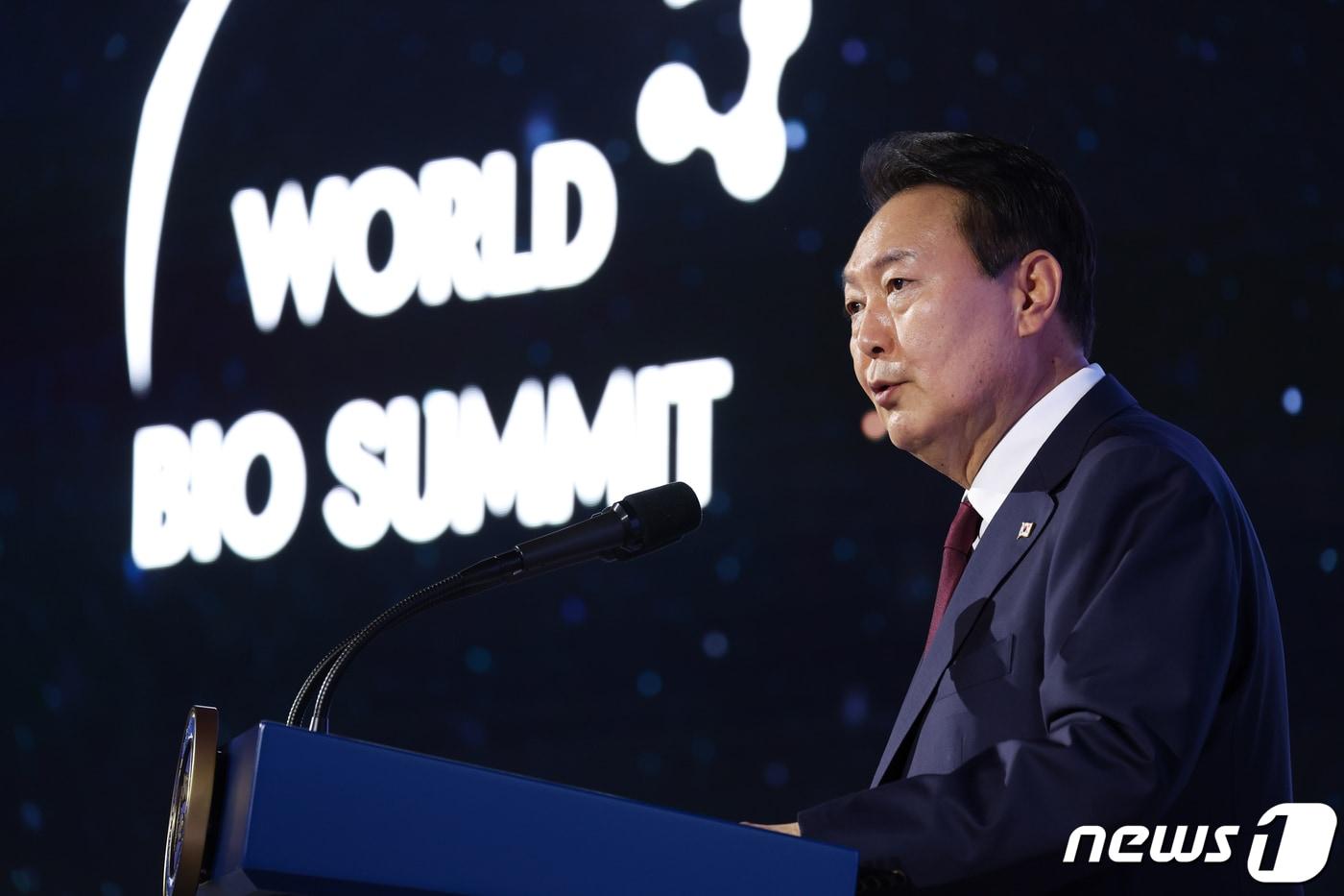본문 이미지 - 윤석열 대통령이 25일 서울 광진구 그랜드 워커힐 서울에서 열린 2022 세계 바이오 서밋 개회식에서 개회사를 하고 있다. (대통령실 제공) 2022.10.25/뉴스1 ⓒ News1 오대일 기자