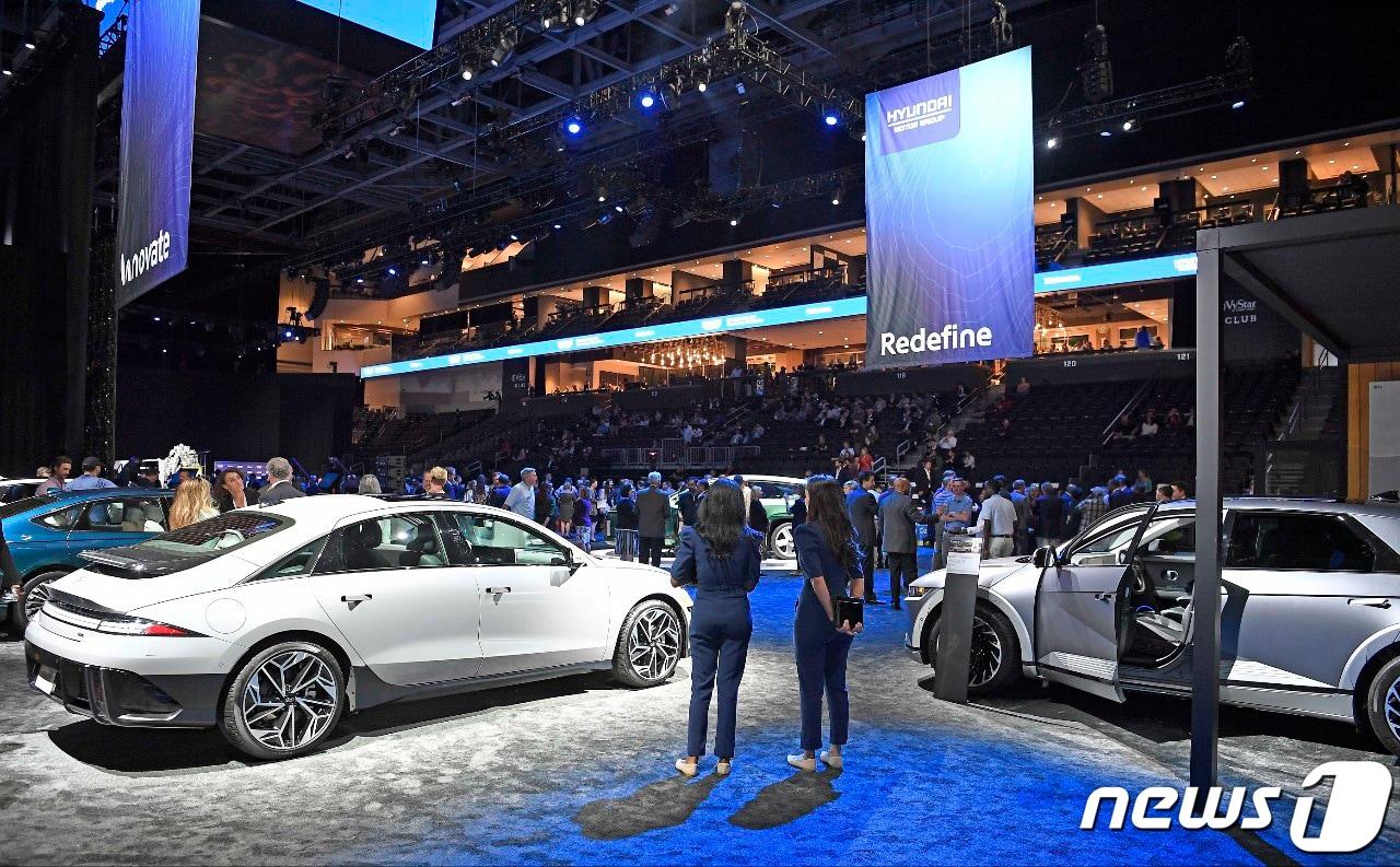 본문 이미지 - 25일(현지시간) 미국 조지아주 서배나 엔마켓 아레나에서 열린 '현대자동차그룹 메타플랜트 아메리카' 기공식 2부 행사에서 조지아 지역주민들이 전시 차량을 관람하는 등 행사를 즐기고 있다. (현대자동차 제공) 2022.10.26./뉴스1 ⓒ News1 김진환 기자