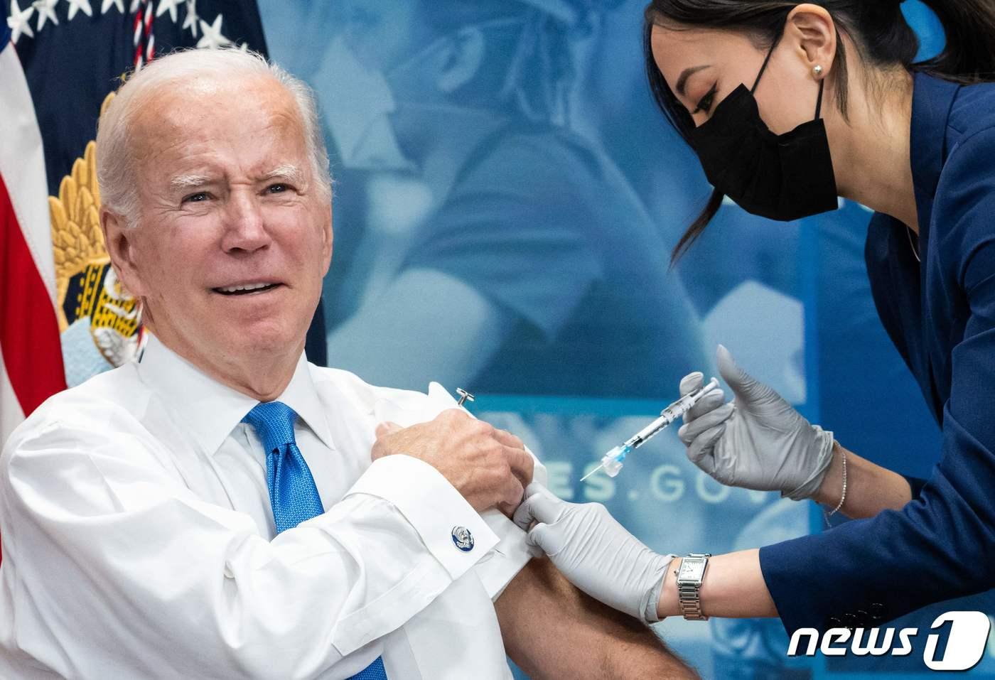 본문 이미지 - 조 바이든 미국 대통령이 25일(현지시간) 코로나19 오미크론 하위 변이 겨냥 2가 백신을 접종하고 있다. ⓒ AFP=뉴스1 ⓒ News1 이유진 기자