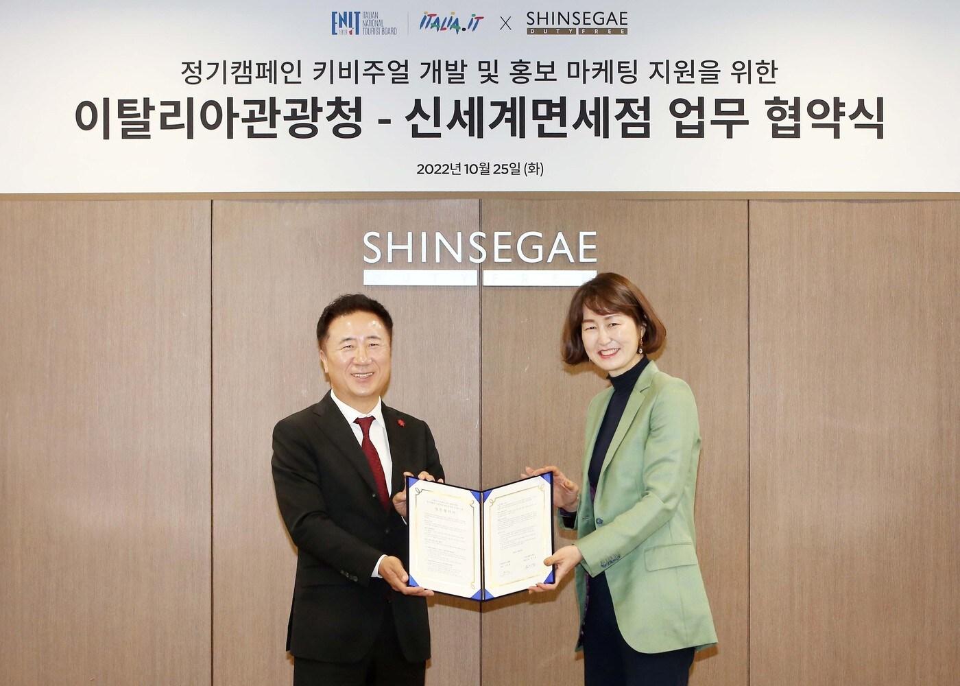 본문 이미지 - 유신열 신세계디에프 대표이사(오른쪽)와 김보영 이탈리아 관광청 대표가 업무협약 체결 후 기념사진을 찍고 있다.(신세계면세점 제공)