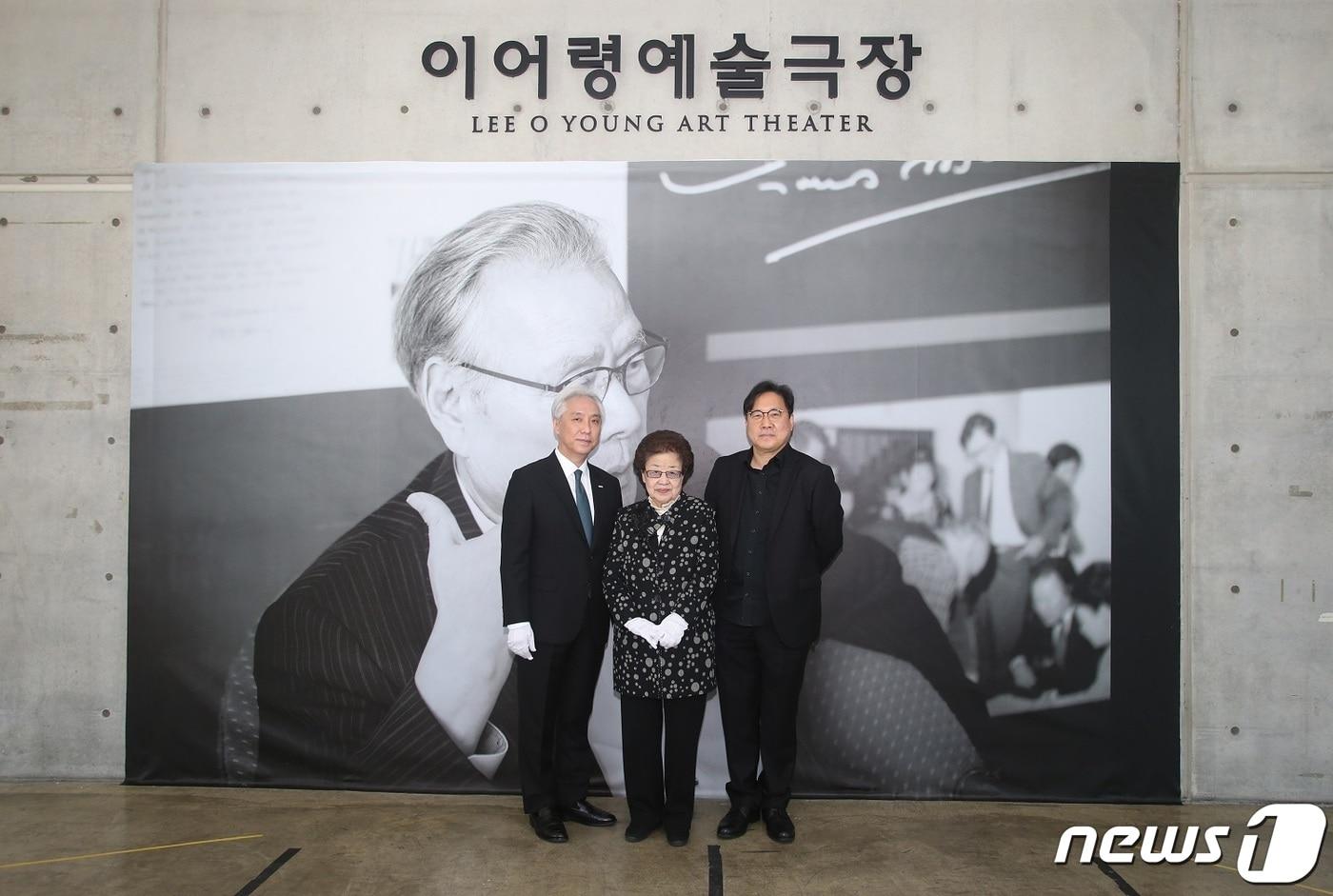 본문 이미지 - 이어령예술극장 현판식(제공 한국예술종합학교)