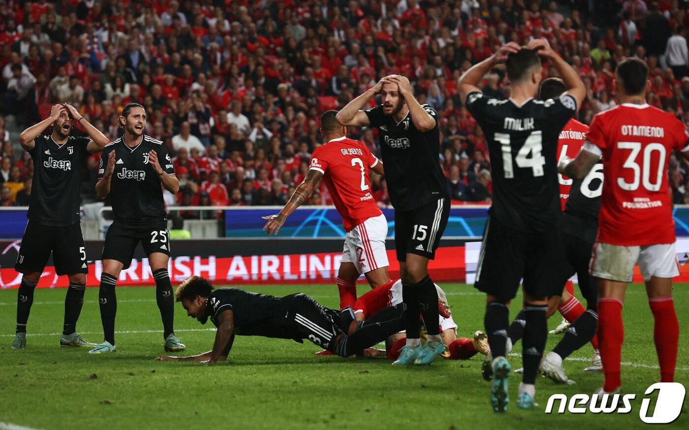 아쉬워하는 유벤투스 선수들ⓒ 로이터=뉴스1