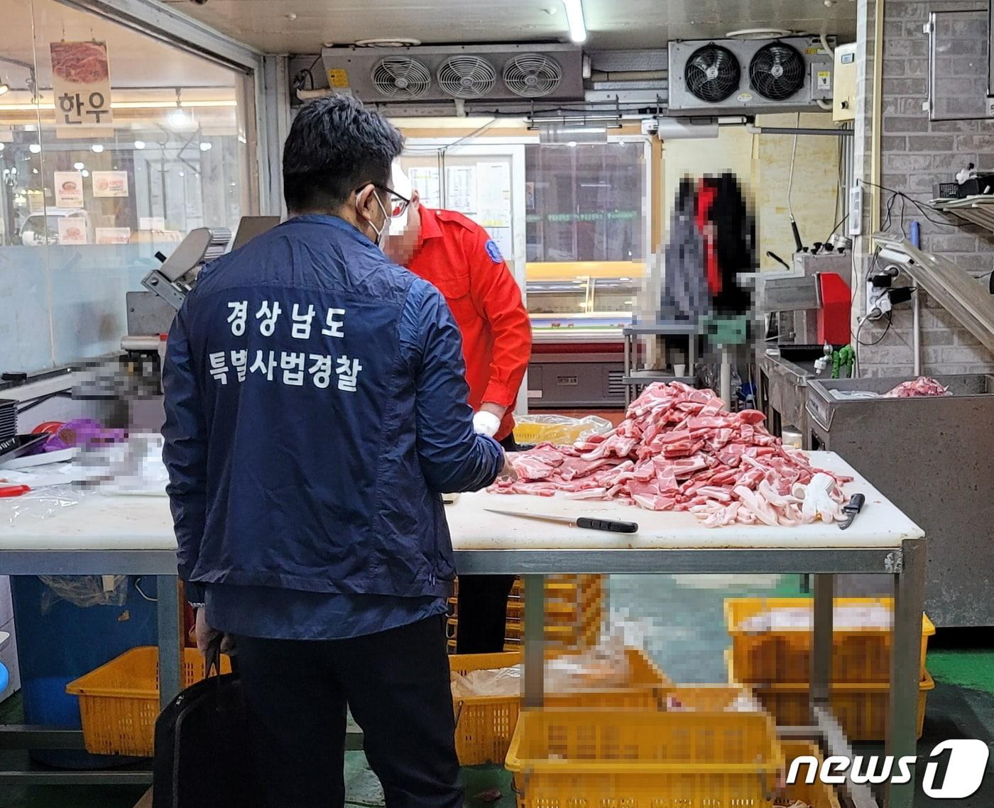 본문 이미지 - 경남도 특별사법경찰이 축산물 판매업소에 대한 단속을 하고 있다. (경남도 제공)