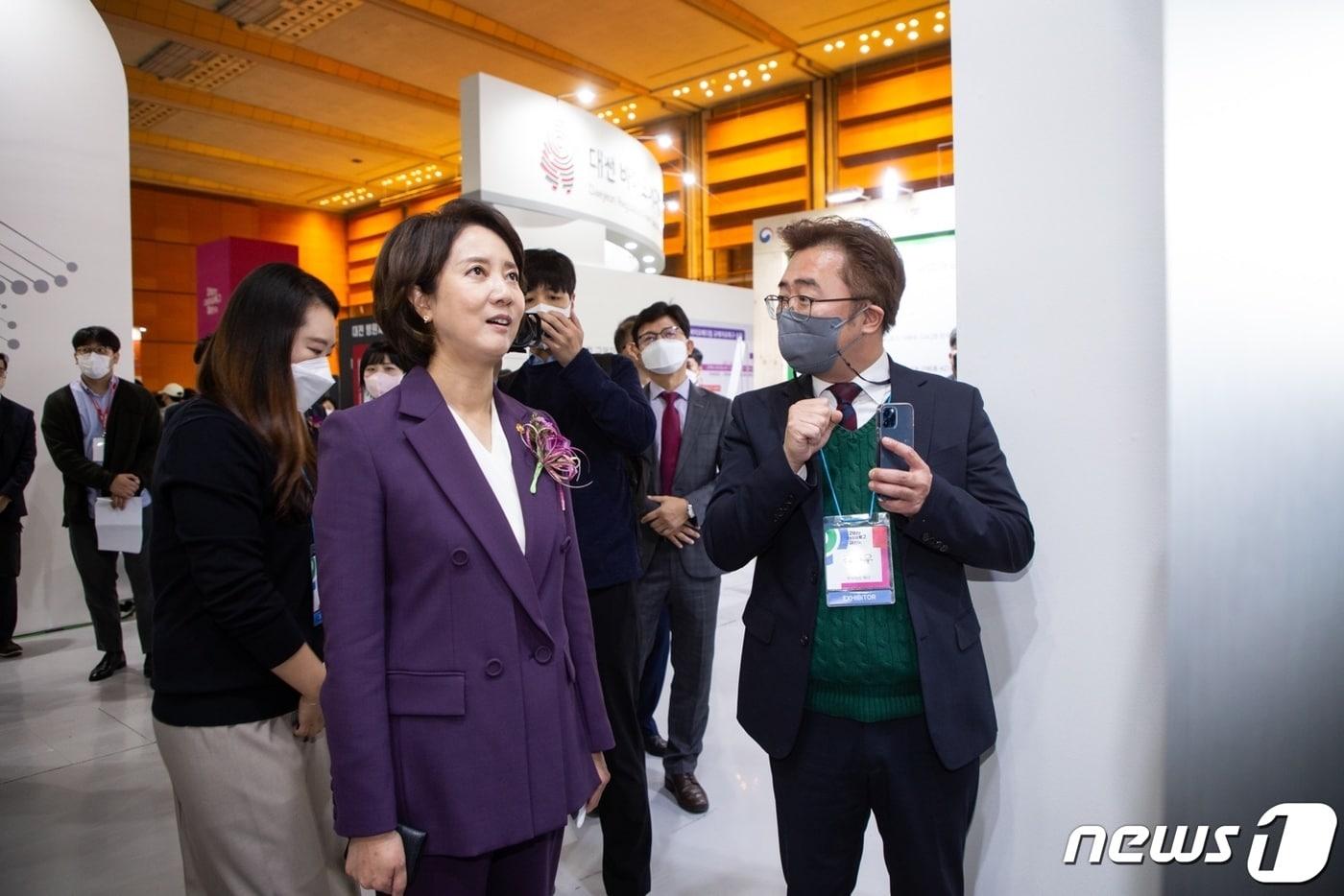 본문 이미지 - 이영 중소벤처기업부 장관이 26일 서울 코엑스에서 열린 ‘2022 규제자유특구 챌린지’ 개막식에 참석해 전시관을 둘러보고 있다. (중소벤처기업부 제공) 2022.10.26/뉴스1