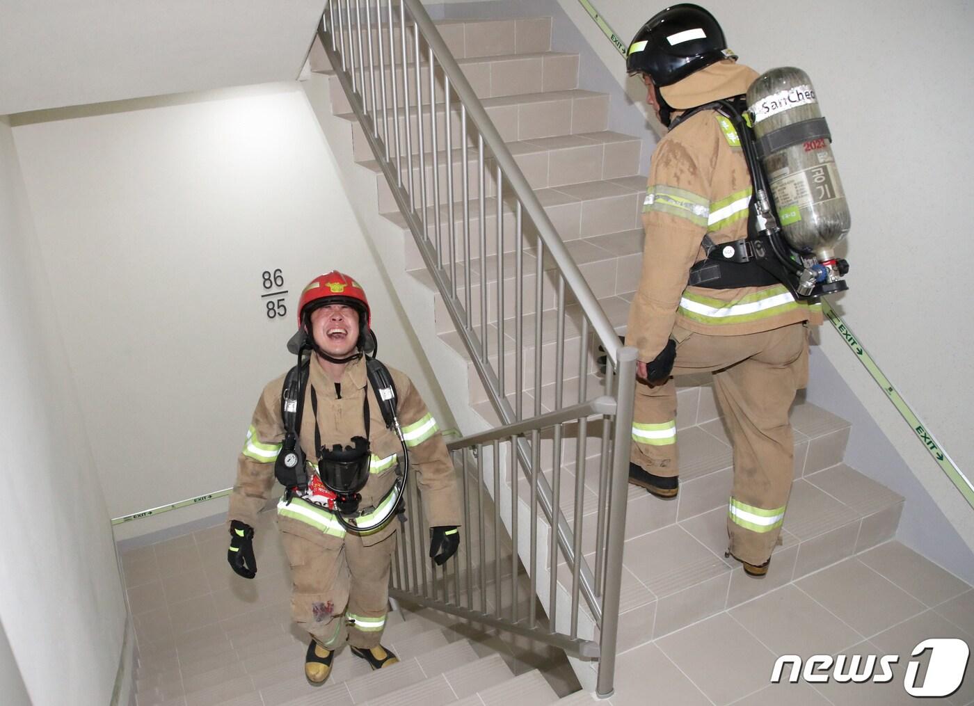 본문 이미지 - 26일 오전 부산 해운대구 101층 빌딩 LCT에서 열린 '전국소방공무원 해운대 LCT 계단오르기 대회' 참가 소방관들이 최선을 다해 계단을 오르고 있다. 2022.10.26/뉴스1 ⓒ News1 김영훈 기자