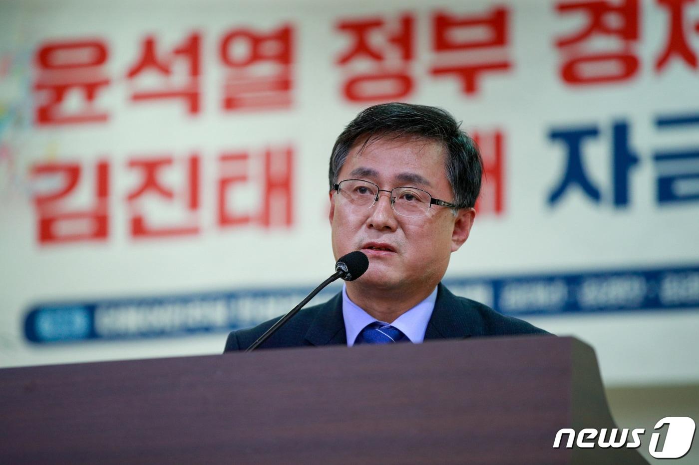 2022년 10월 26일 김성환 더불어민주당 정책위의장이 서울 여의도 국회 의원회관에서 열린 ‘윤석열 정부 경제참사 김진태 사태 자금시장 위기 대응 긴급토론회’에서 인사말을 하고 있다. 김 의원은 현재 민주당 인재영입위 간사를 맡고 있다. ⓒ News1 안은나 기자