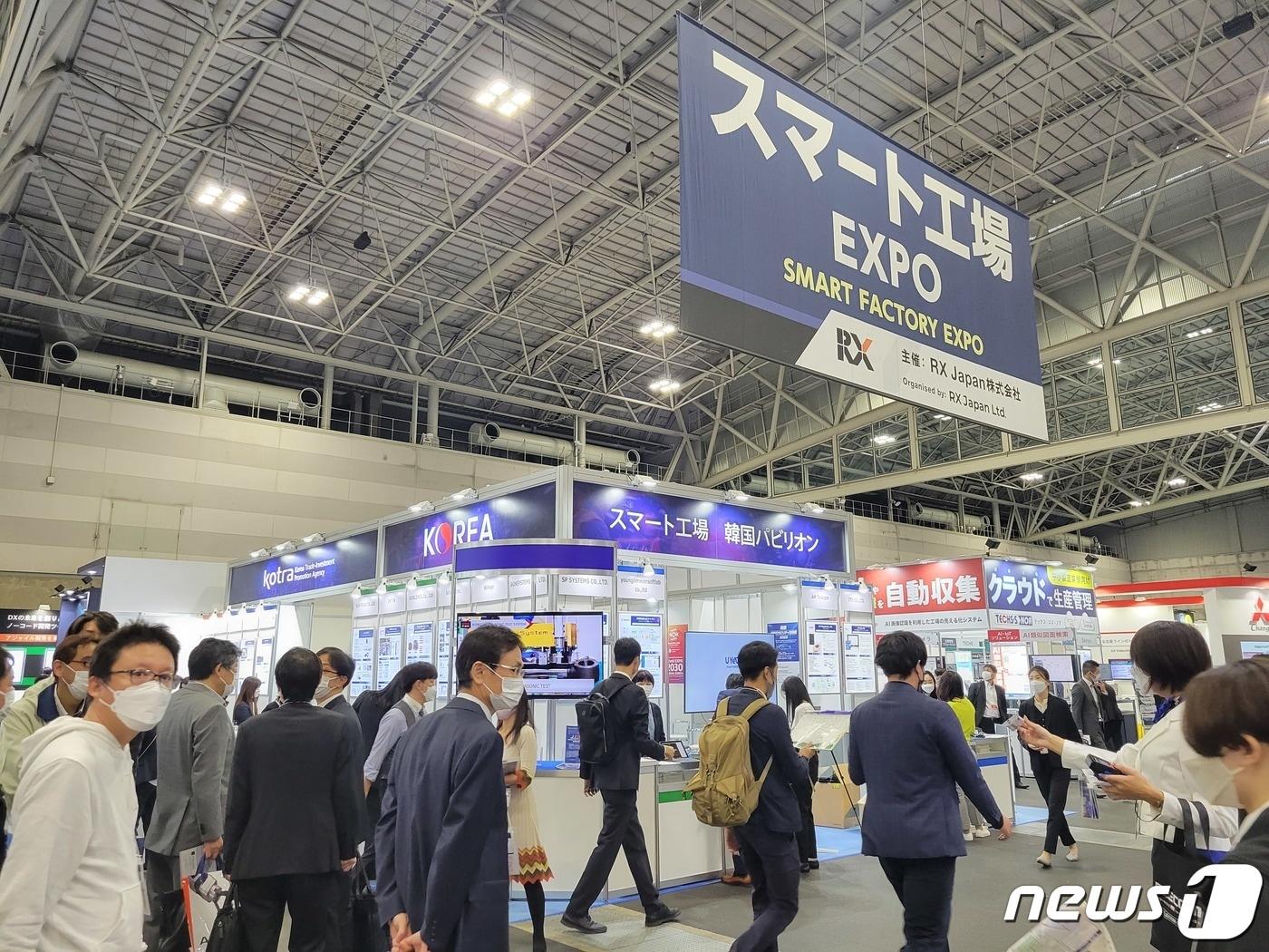 본문 이미지 - 코트라는 오는 29일까지 일본 나고야에서 ‘한일 스마트팩토리 파트너링’ 사업을 개최한다고 26일 밝혔다. 일본 최대 규모의 제조업 전문 전시회인 ‘팩토리이노베이션위크(Factory Innovation Week 2022)’와 연계해서 개최하는 이번 전시상담회는 한국 스마트공장 관련 중소중견기업 30개사가 온·오프라인 형태로 참가해 일본기업 100여 개사와 상담을 진행한다. 사진은 스마트공장EXPO 내 한국 기업 공동홍보관 전경. 사진은 기사내용과는 관계없음. (코트라 제공) 2022.10.26/뉴스1