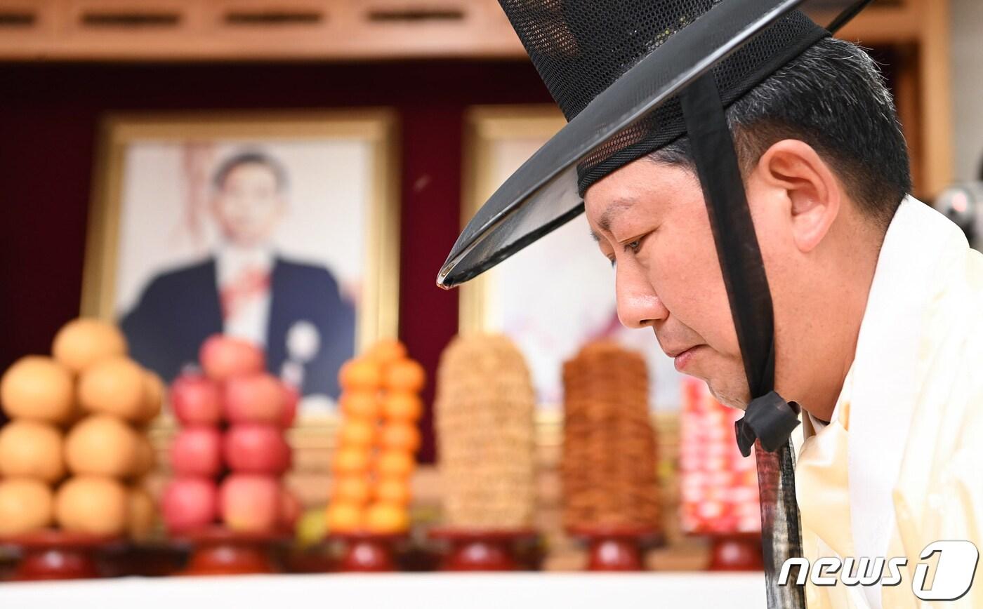 본문 이미지 - 26일 구미 박정희대통령 생가에서 열린 박정희대통령 43주기 추모제에서 김장호 구미시장이 생각에 잠겨 있다. 김 시장은 "반도체, 방산, 메타버스 산업을 육성해 대한민국 대표 첨단 산업도시의 명성에 누가 되지 않도록 41만 시민의 역량을 결집하겠다＂며 ＂박 전 대통령의 위상에 맞는 숭모관을 건립해 님의 유산을 이어나갈 고향 도시의 책무와 도리를 다하겠다＂고 말했다. (구미시 제공) 2022.10.26/뉴스1 