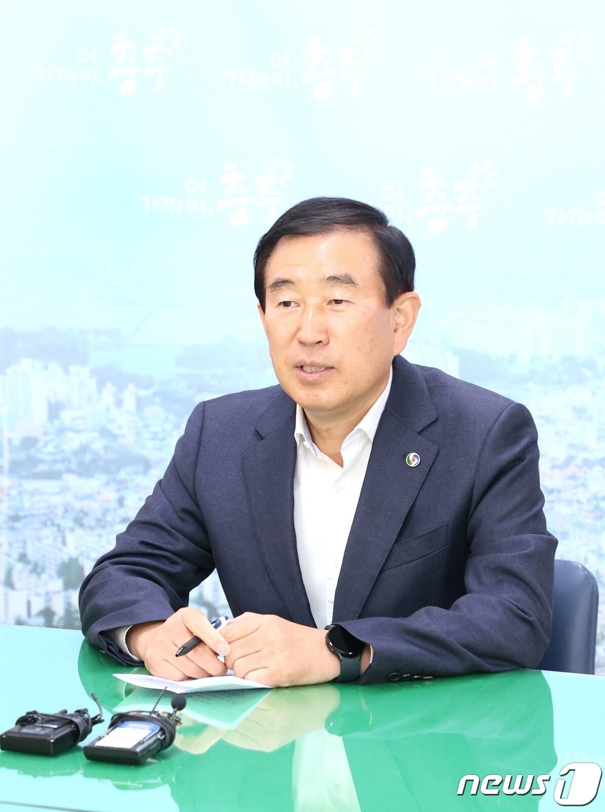 본문 이미지 - 26일 조길형 충북 충주시장이 수안보는 관광객 눈높이에 맞는 정책이 필요하다며 시립 목욕탕 운영 중단 결정에 대한 생각을 밝히고 있다.(충주시 제공)2022.10.26/뉴스1