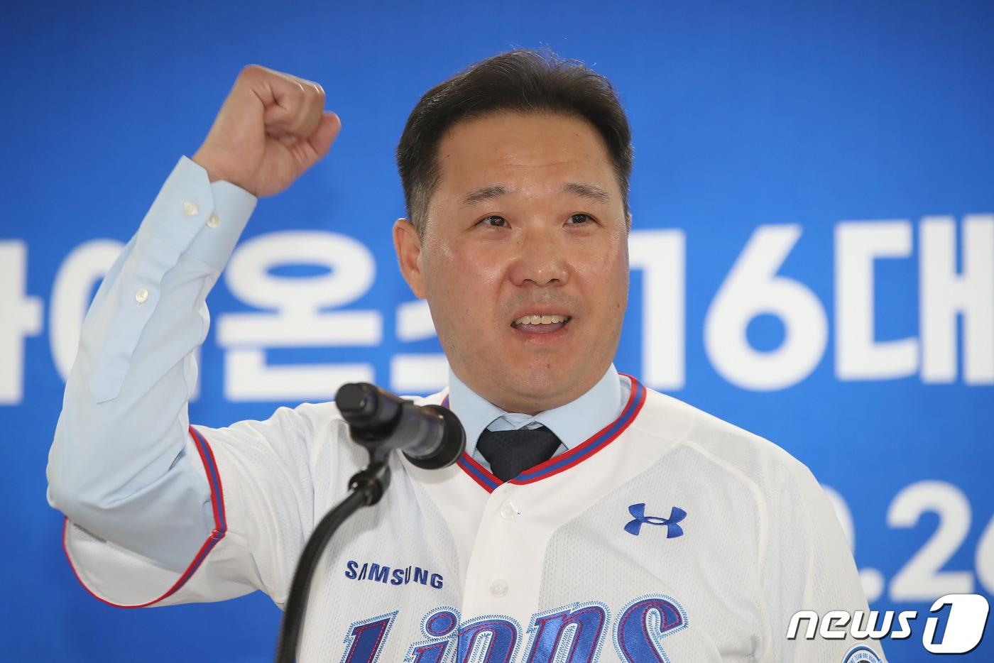 박진만 신임 삼성라이온즈 감독이 26일 오후 대구삼성라이온즈파크에서 열린 16대 감독 취임식에서 파이팅을 외치고 있다. 2022.10.26/뉴스1 ⓒ News1 공정식 기자