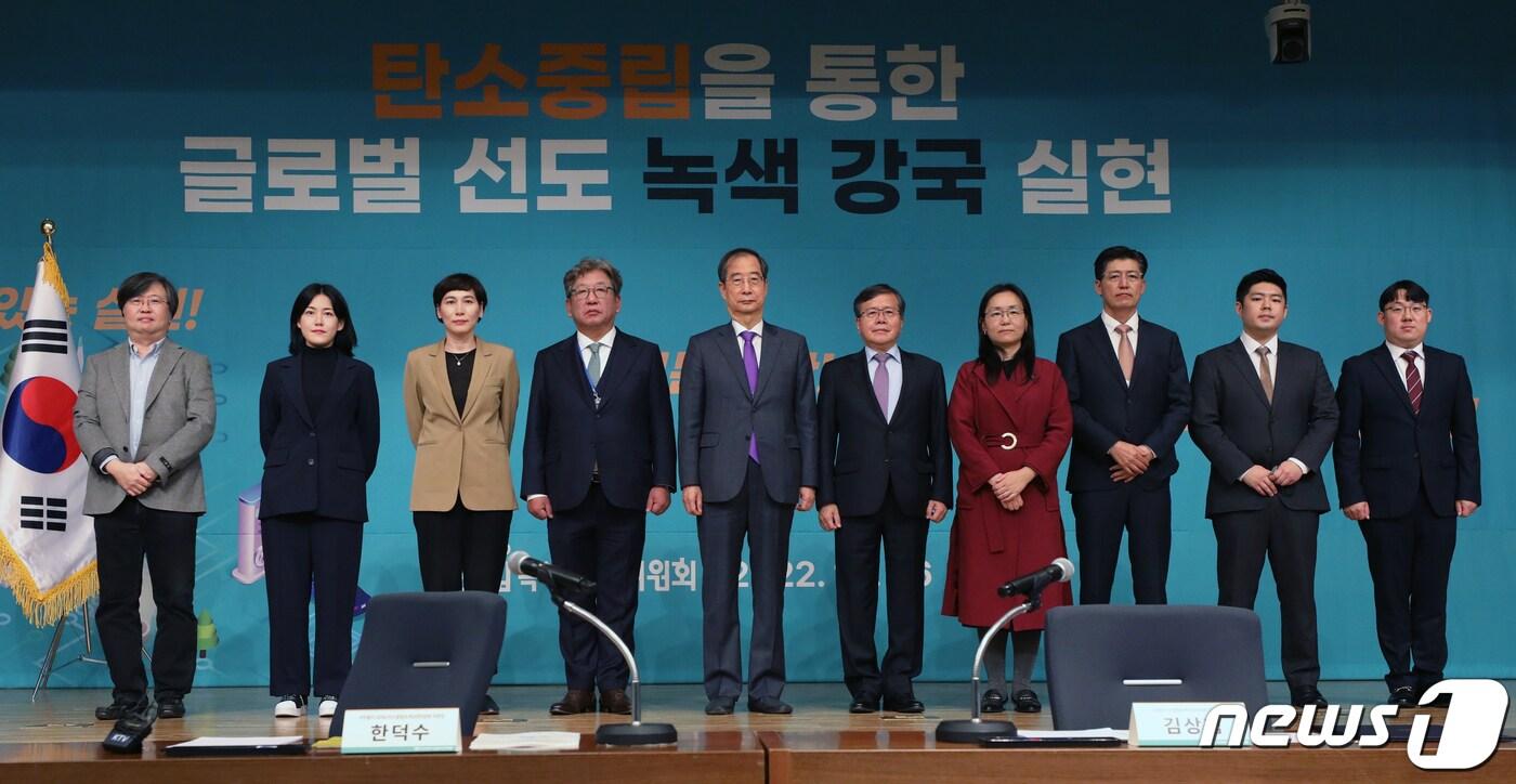 본문 이미지 - 2050 탄소중립녹색성장위원회(탄녹위) 공동위원장인 한덕수 국무총리가 지난 10월26일 서울 성북구 한국과학기술연구원(KIST)에서 열린 탄소중립녹색성장위원회에 참석해 4개 분과위 민간위원들과 기념 촬영하고 있다. /뉴스1 ⓒ News1 송원영 기자