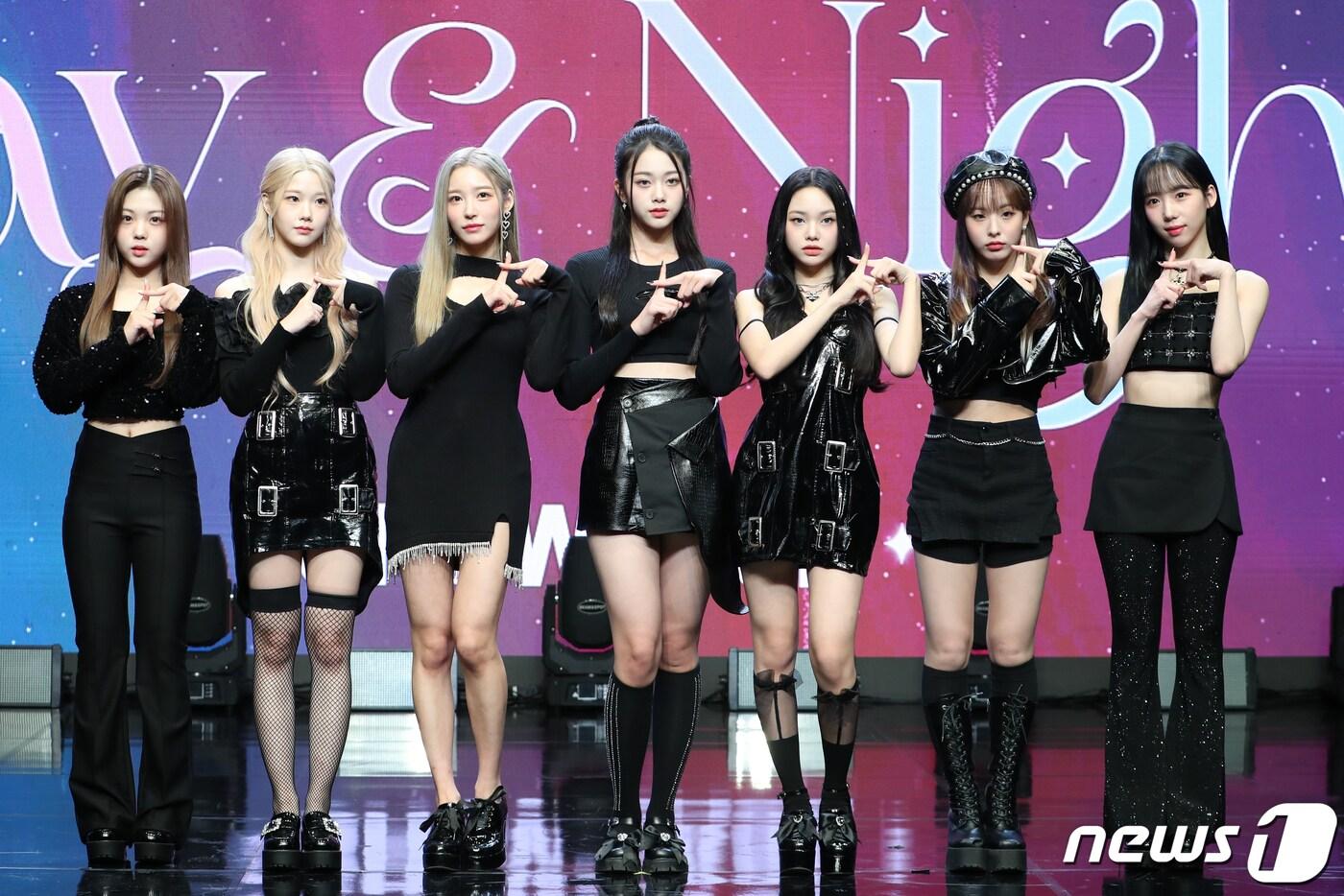 그룹 클라씨(CLASS:y)의 리원(왼쪽부터)과 채원, 형서, 지민, 보은, 선유, 혜주가 26일 서울 강남구 일지아트홀에서 가진 두 번째 미니앨범 ‘Day&Night(데이&나이트)’ 쇼케이스에서 포즈를 취하고 있다. 2022.10.26/뉴스1 ⓒ News1 권현진 기자