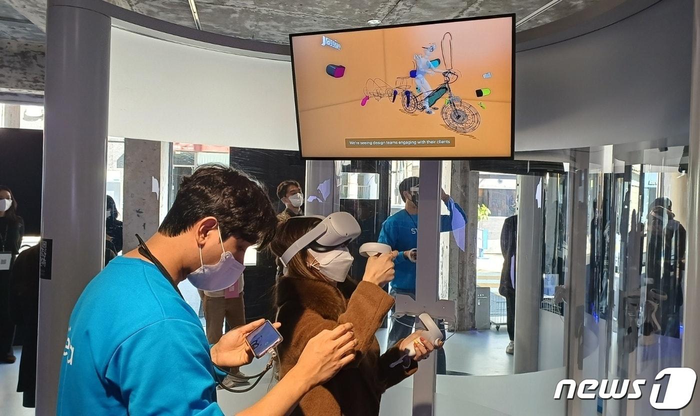 26일 서울 성수동 밋 메타 팝업에서 한 이용자가 VR기기를 체험하고 있다.