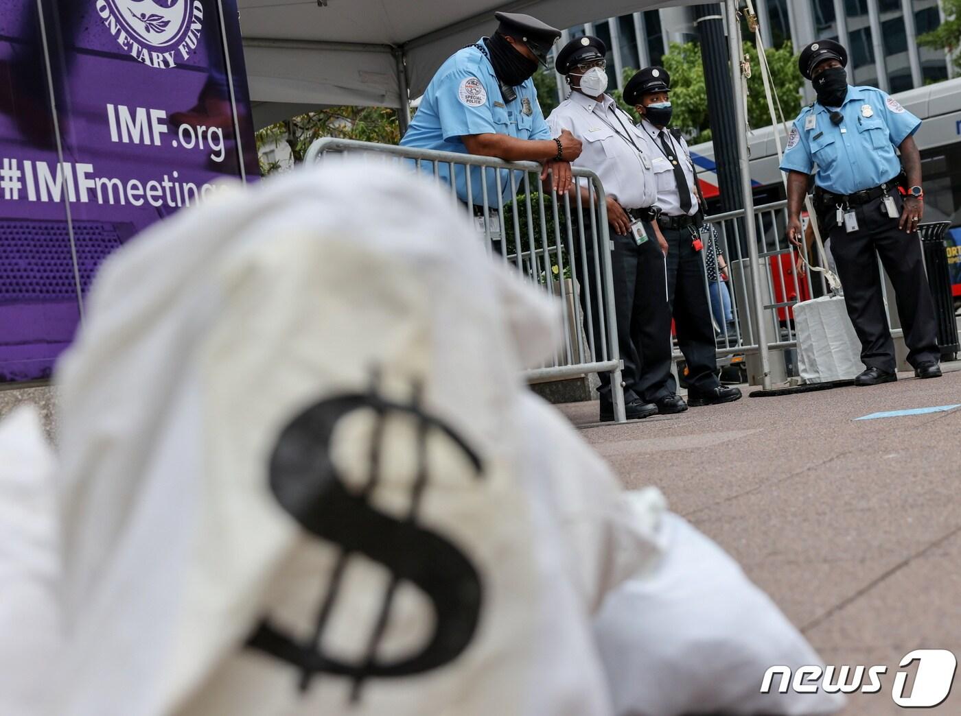 본문 이미지 - 13일(현지시간) 미국 워싱턴 세계은행(WB)-국제통화기금(IMF) 본사 밖에서 시위가 벌어지고 있다. 2021.10.13 ⓒ 로이터=뉴스1 ⓒ News1 정윤미 기자