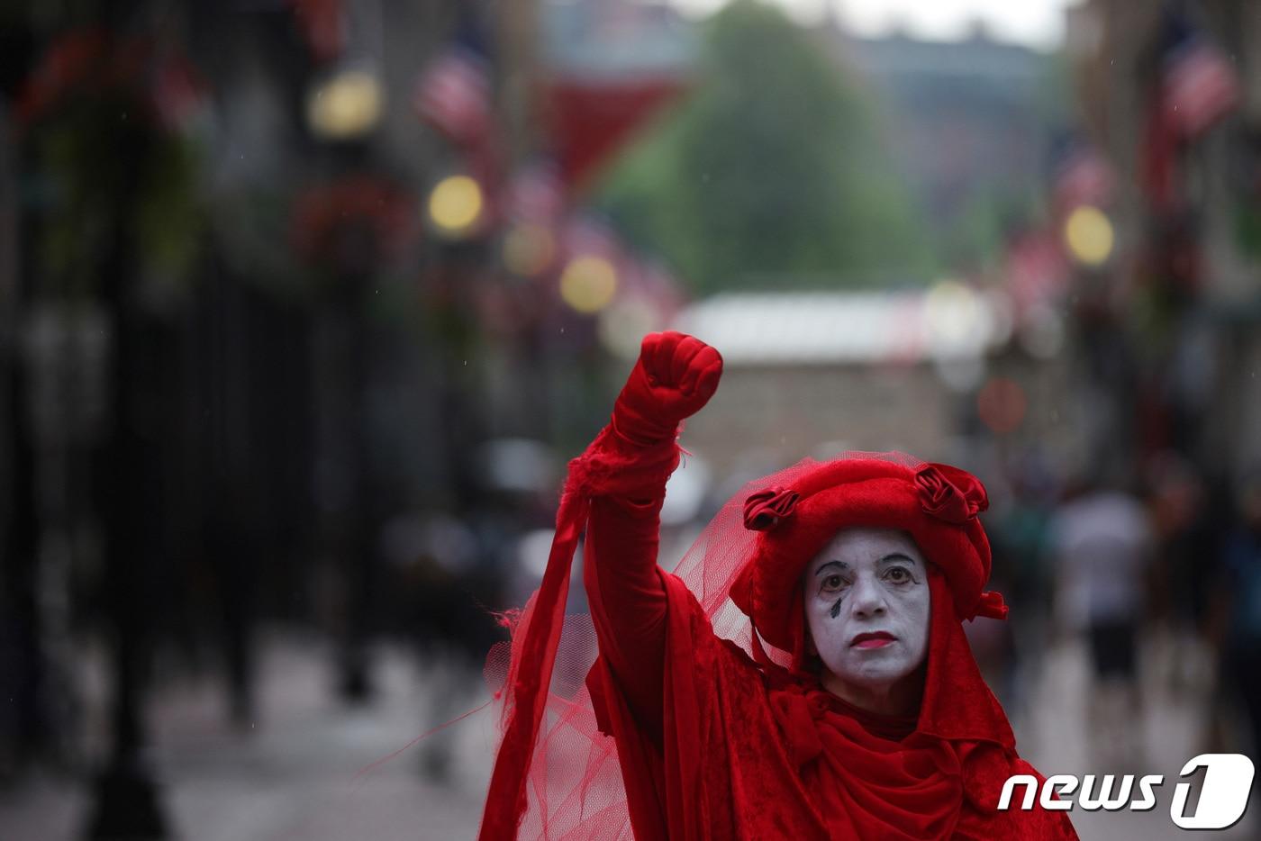 본문 이미지 - 5일(현지시간) 미국 매사추세츠주 보스턴에서 한 활동가가 미국 환경보호청(EPA)의 석탄·가스화력발전소 온실가스 배출 규제 권한을 제한하는 대법원 판결에 항의하는 시위를 벌이고 있다. 2022.07.05 ⓒ 로이터=뉴스1 ⓒ News1 정윤미 기자